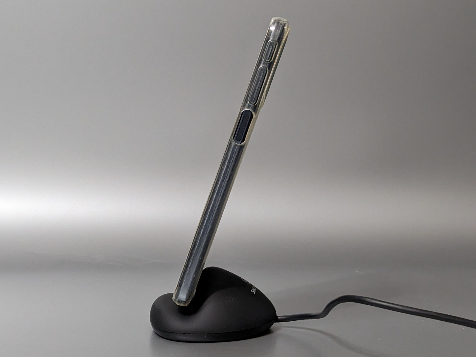 サイズに余裕があるためケースを装着した状態でも融通が利く