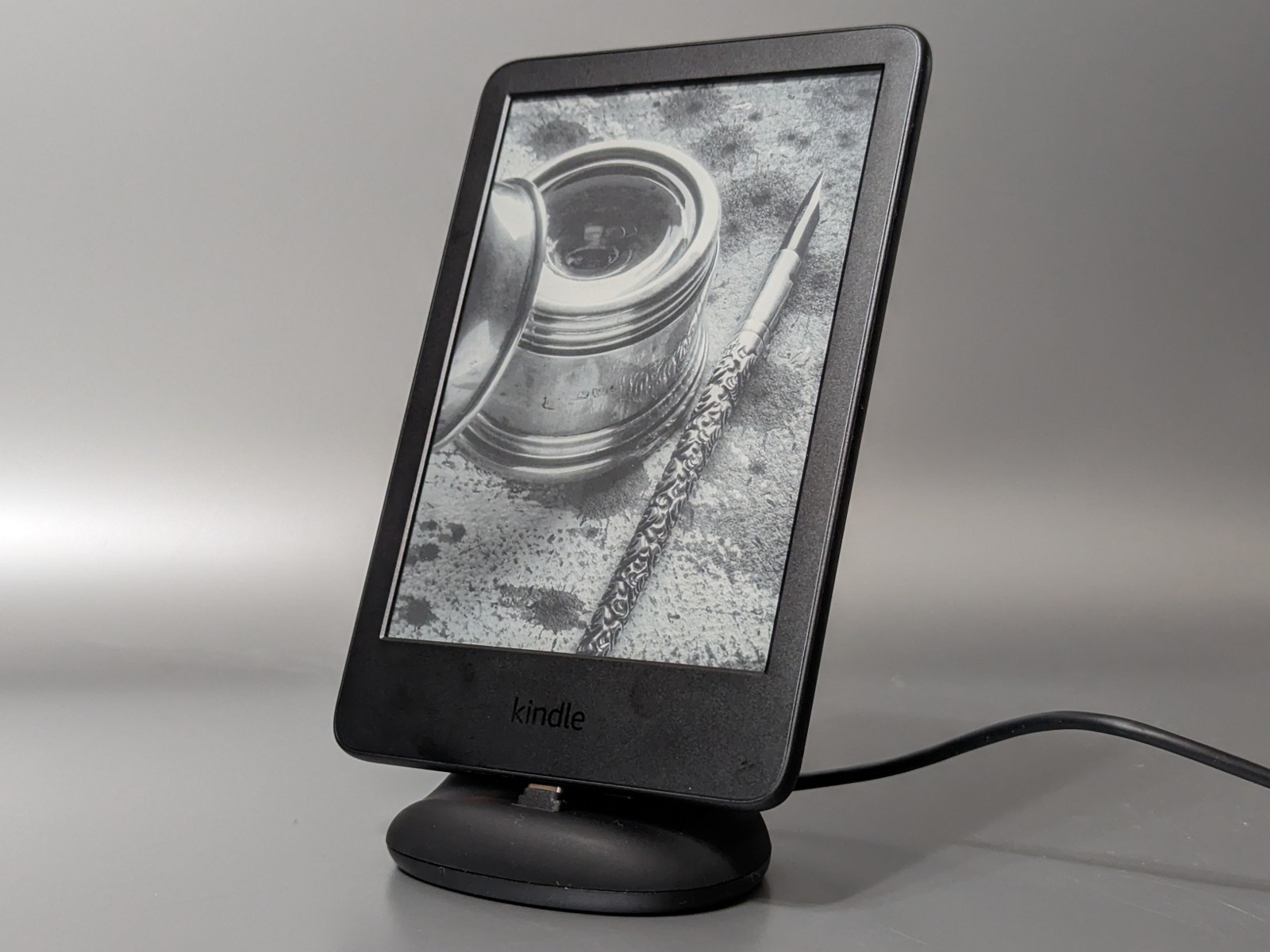 Kindle端末などの充電にも対応。ただしコネクタの強度からして耐えうる重量はこれがギリギリといったところ