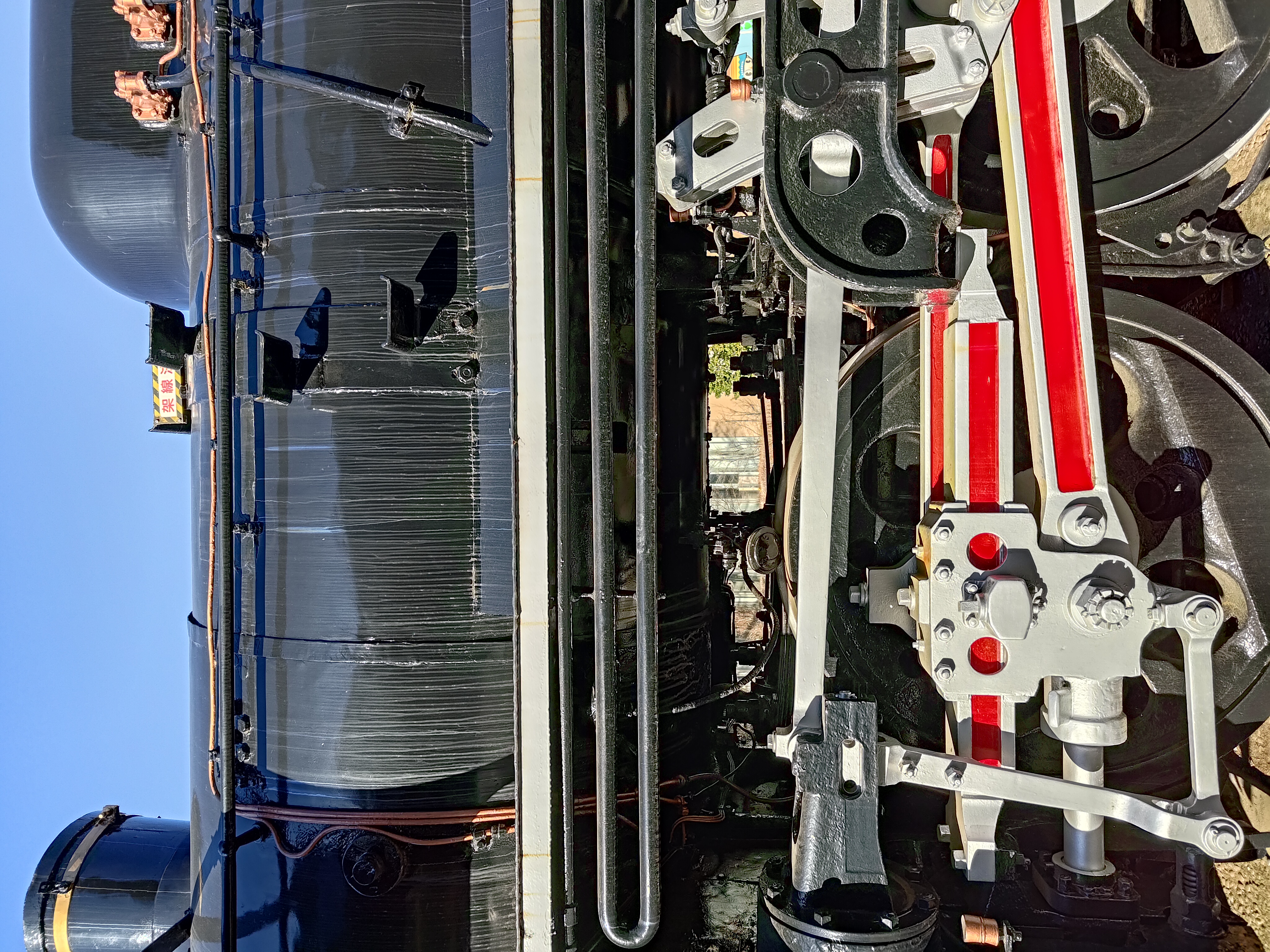 公園に展示されている蒸気機関車を撮ったが、その汚れ具合や金属の質感をうまく表現していると感じた。凹凸など細かいディテールも思った以上に捉えられている。カメラの起動速度もまずまずで、ポケットから取り出したさほど時間を要さずに撮影できた