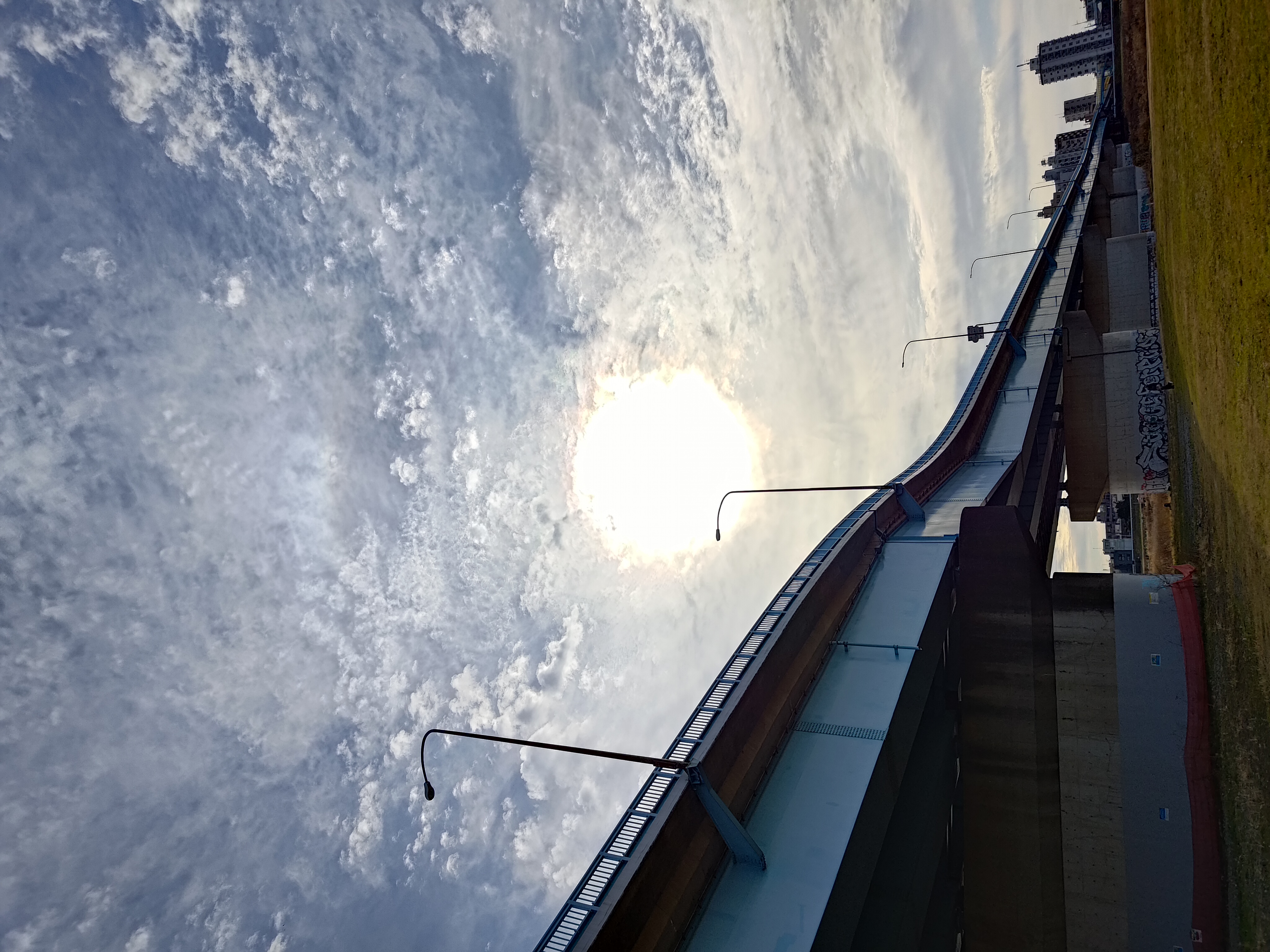 二子玉川の河川敷に架かる国道246号線バイパスの橋脚を撮影。太陽をフレーム中央に配したが、露出オーバー部分が完全にぶっ飛んでしまった。ちなみにHDRはオートである