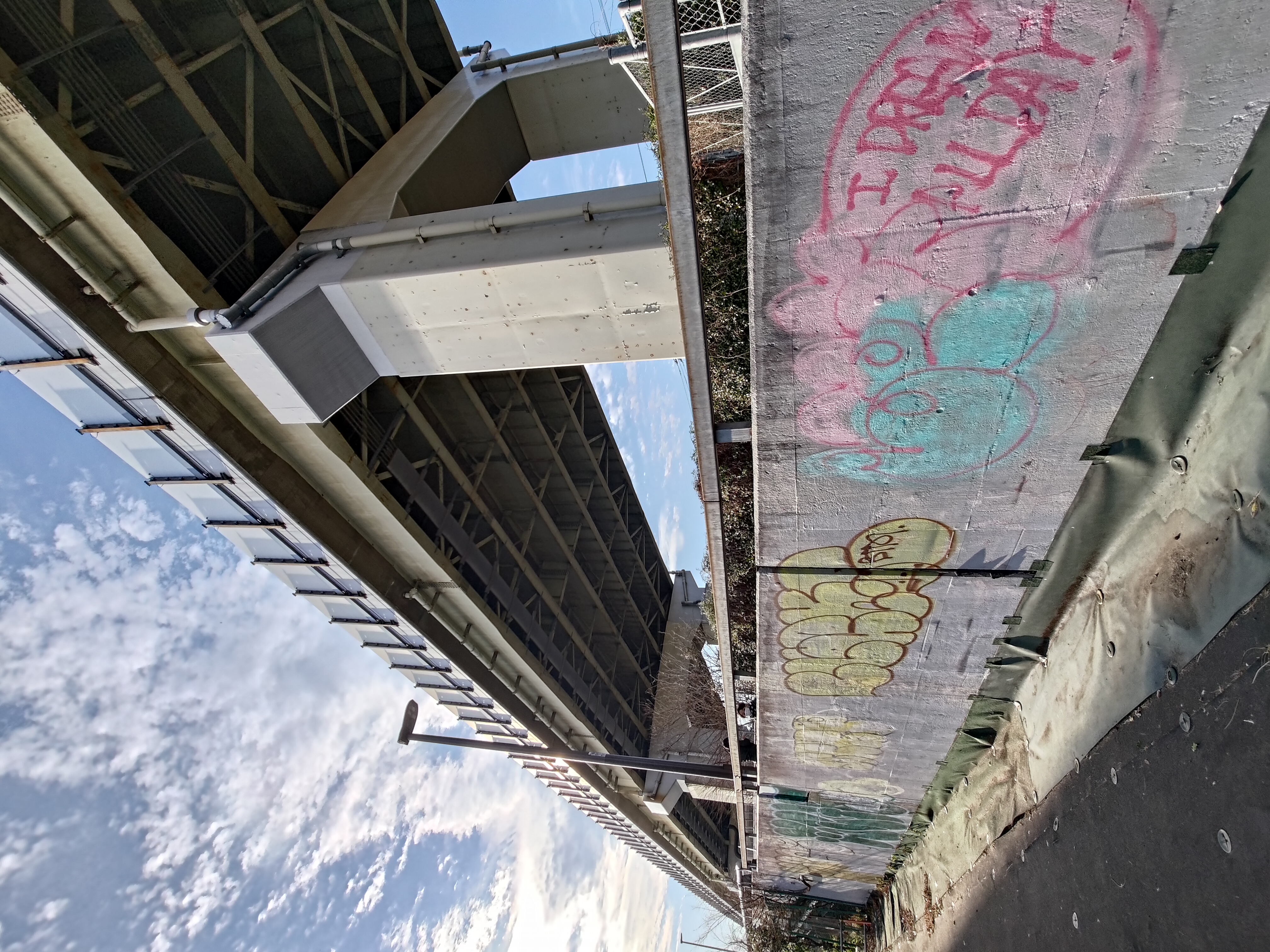 こちらも同じ橋脚をほぼ順光で撮影したもの。肉眼ではもうちょっとコントラストが高くメリハリがあるシーンなのだが、オートHDRはフラットな印象に仕上げてしまった。好みによってHDRをON/OFFするといいかもしれない