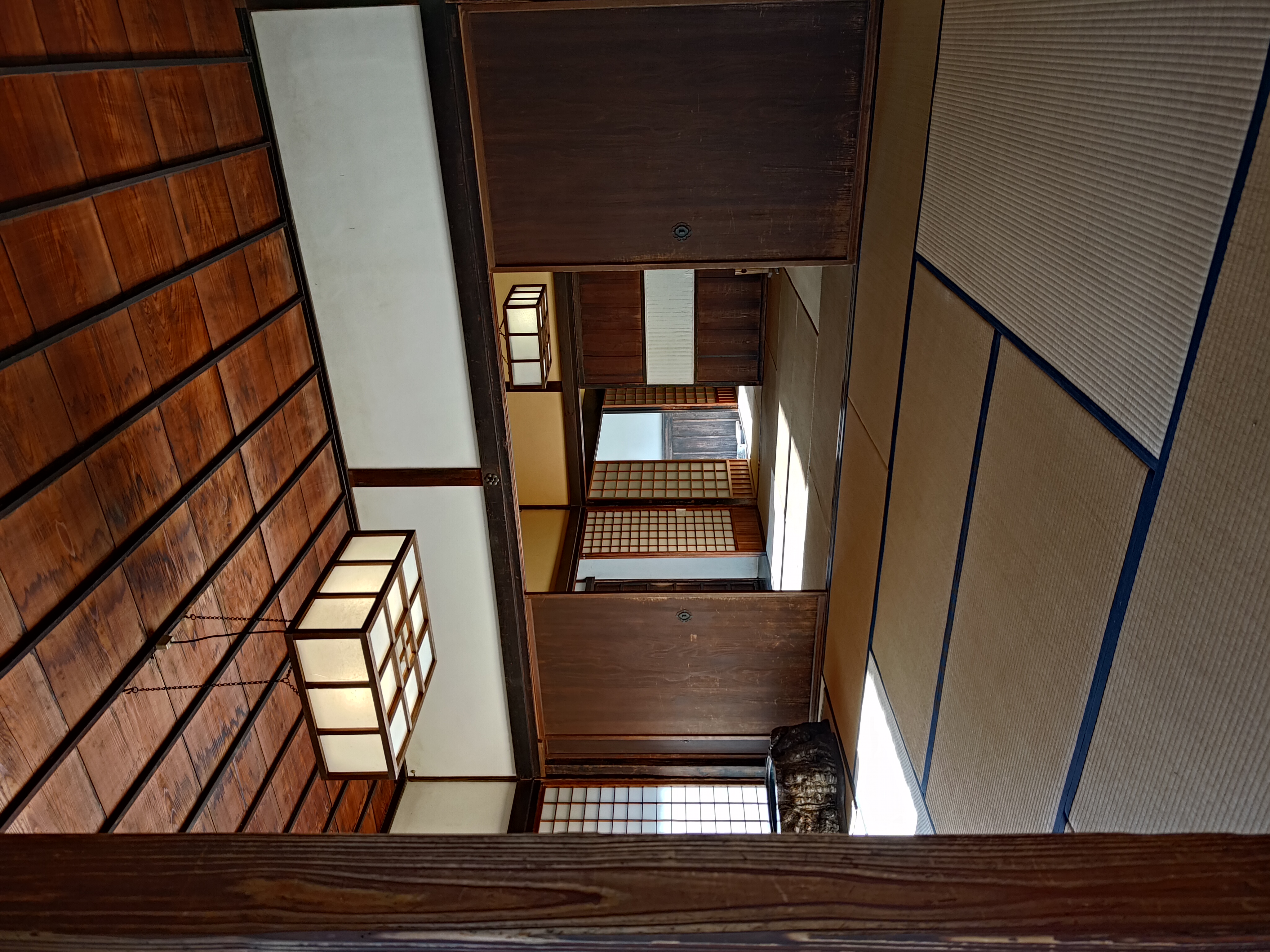 古民家の和室。畳の目から天井の板張り、木製の扉までしっかりと写しきっている。「ASUS Zenfone 9」の広角カメラはなかなかいい。ちなみにHDRオートで撮影している