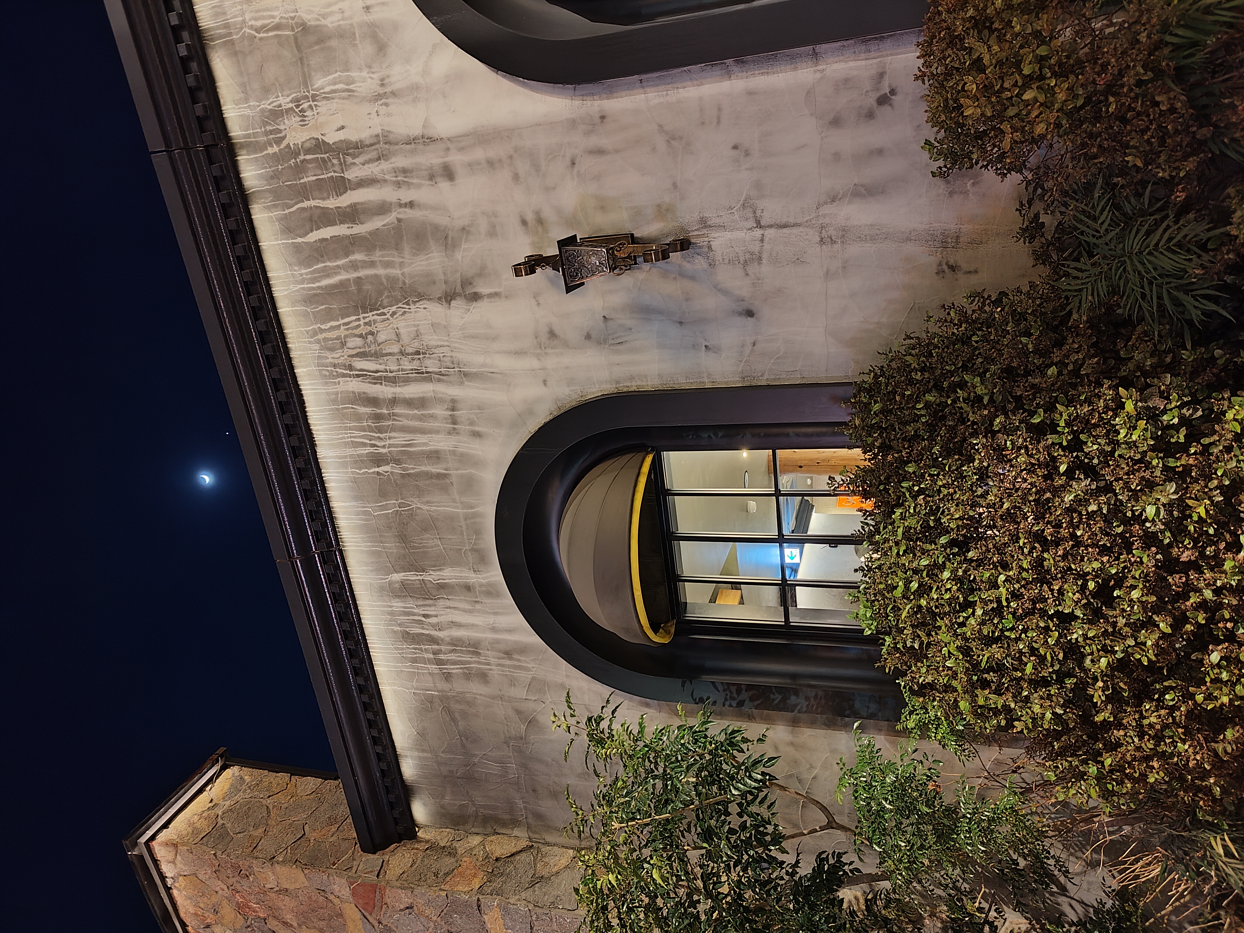 「夜景」モードをON。暗部の描写がクッキリと浮かび上がり月の輪郭もシャープだ