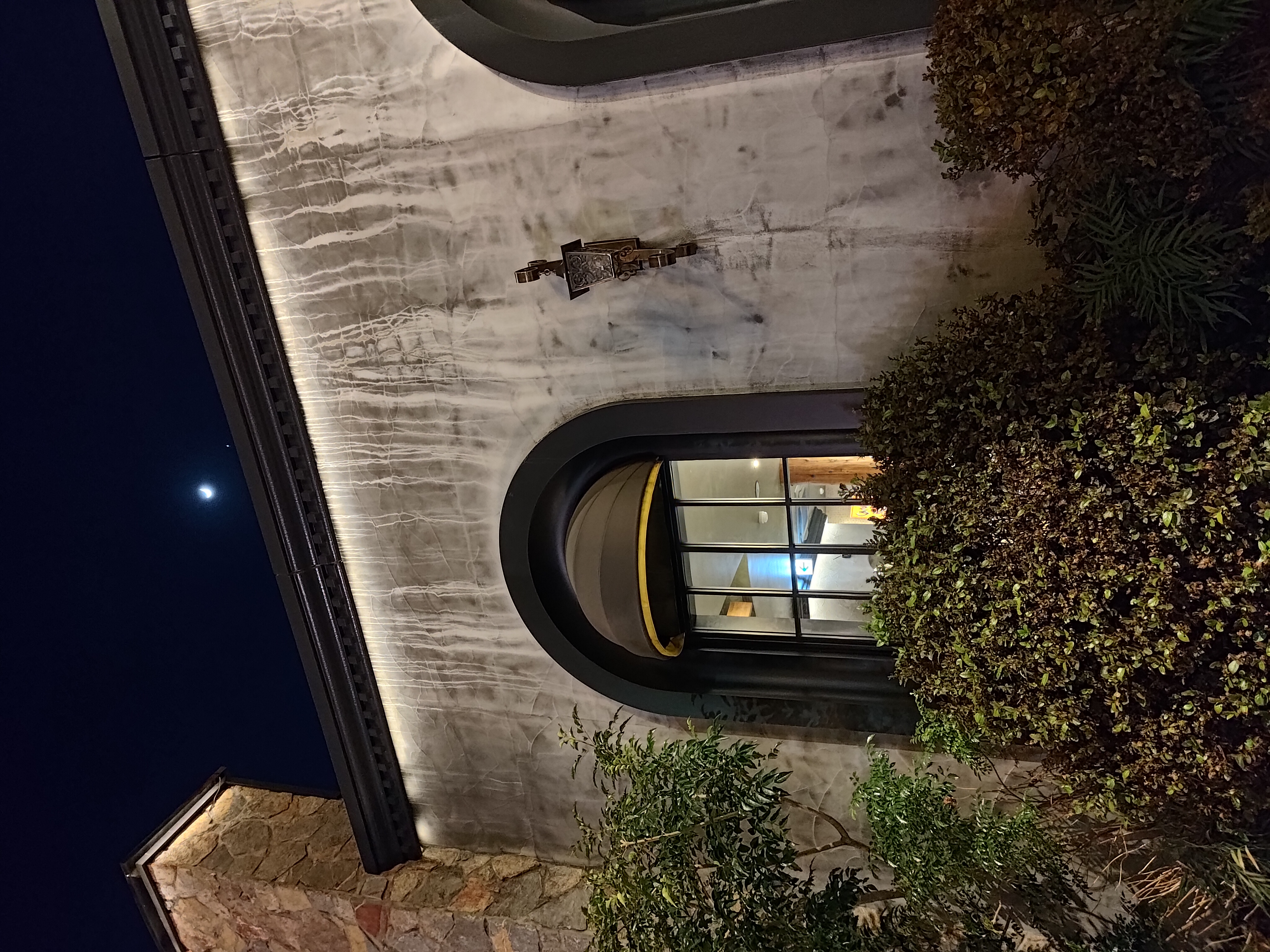 「夜景」モードOFF時。暗部が沈み込み空の明るさも若干ダークに。被写体によってはこちらのほうが雰囲気があっていいかもしれない