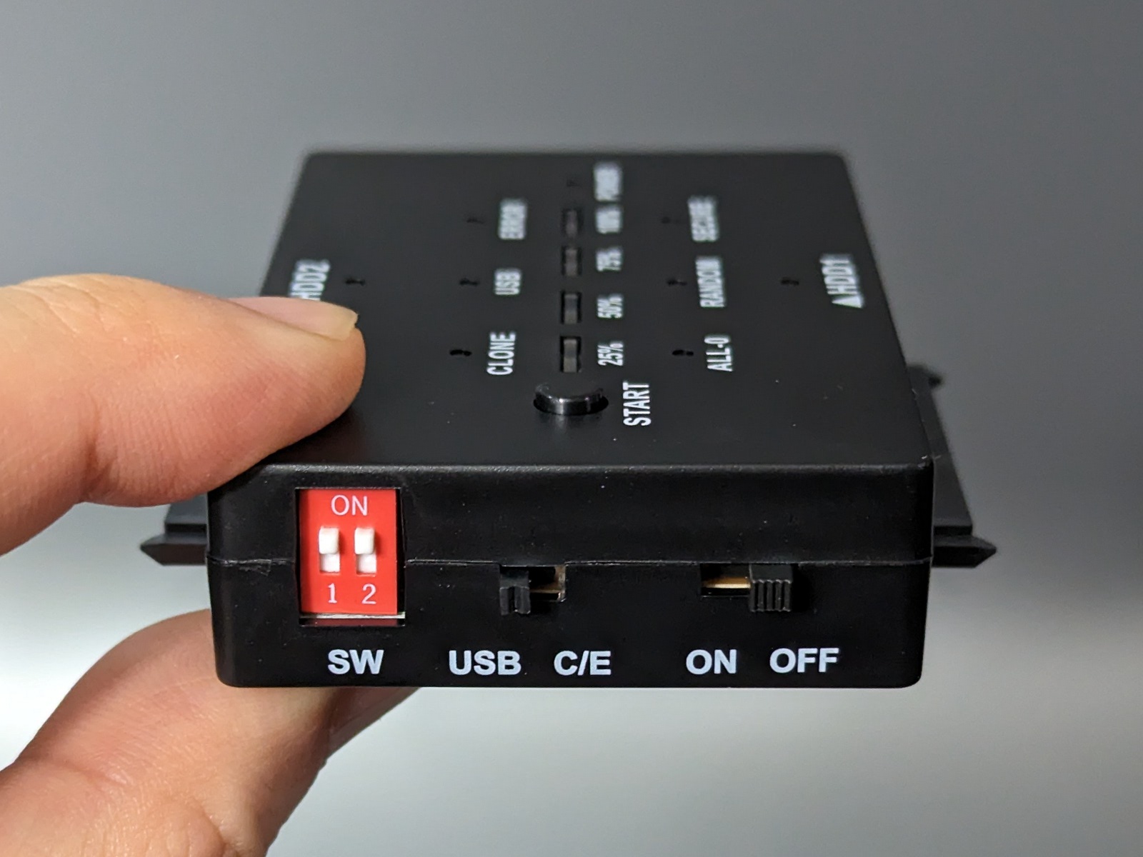 データ消去の方式は側面のディップスイッチで設定する