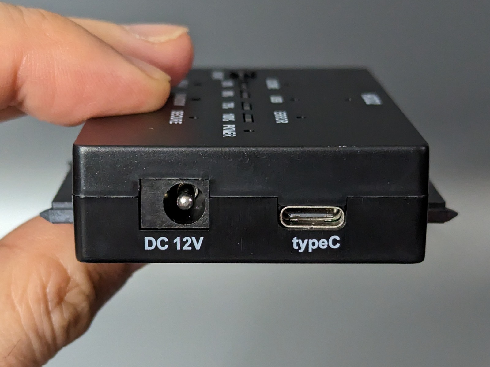 反対側は電源ポート、PC接続用のType-Cポートを備える