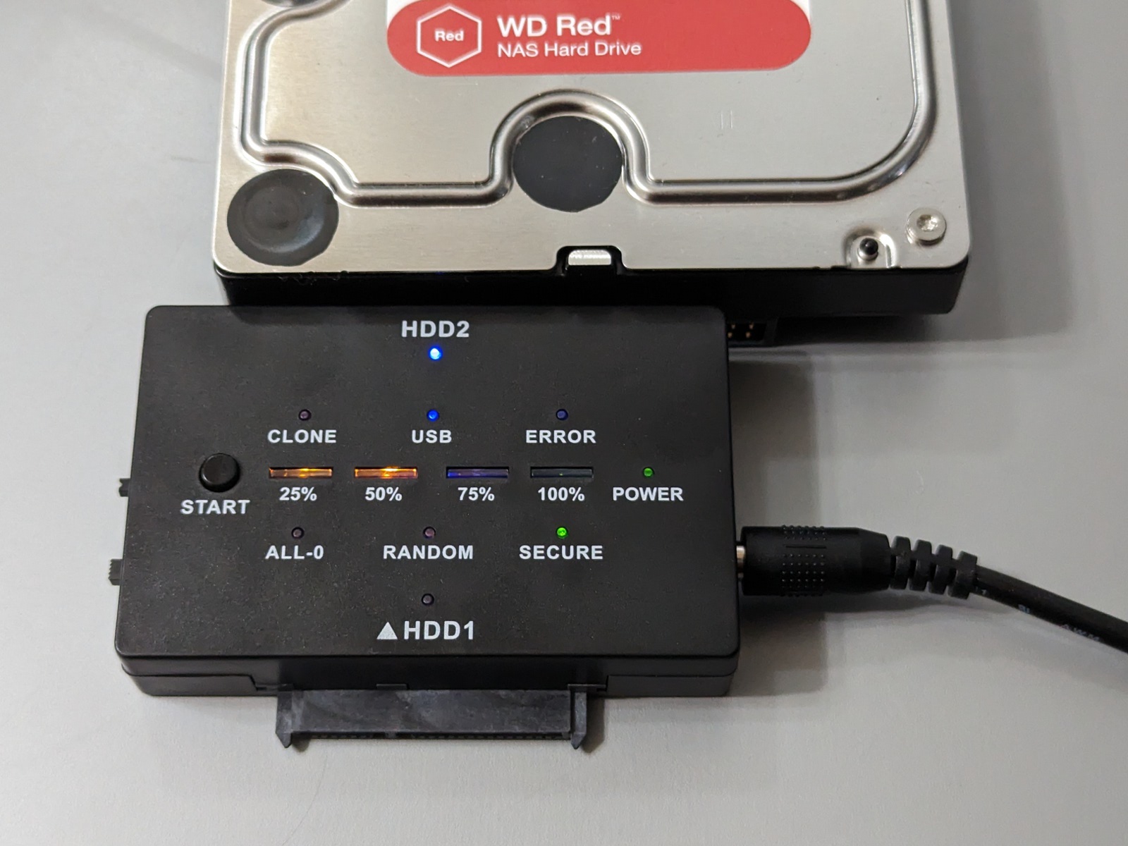 消去開始。進捗状況は上面の「25%」「50%」と書かれたLEDで確認できる