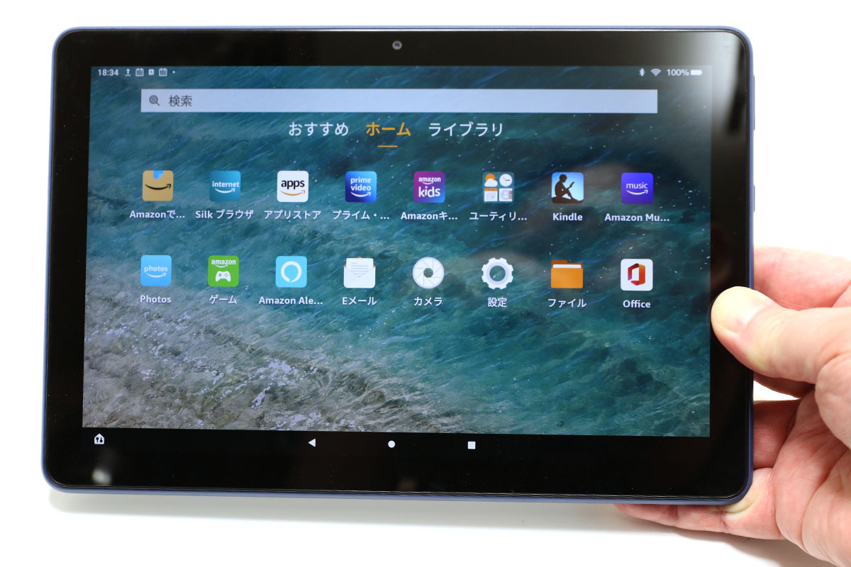 キーボードを外すと10インチタブレットに。非常にシンプルなUIで初期アプリも少なく、スマートフォンやタブレットの類を使ったことがあれば、迷わず使えちゃうと思う