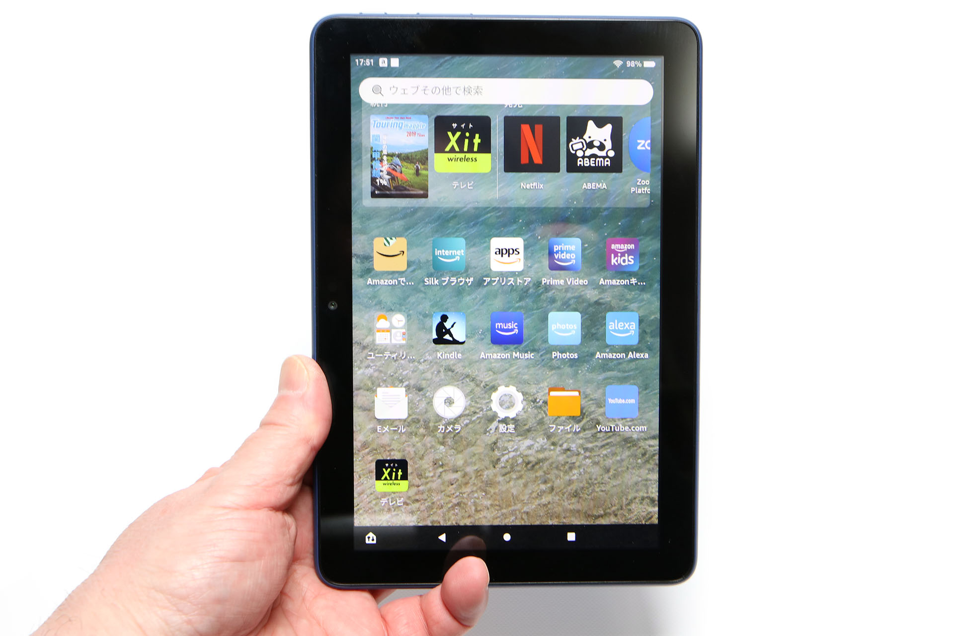 手が小さくなければ片手で握って持てるが、そうするにはちょっと大きい感じ。軽いので写真のように持つのがいいかも