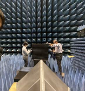 住宅パネルの透過特性の測定の様子