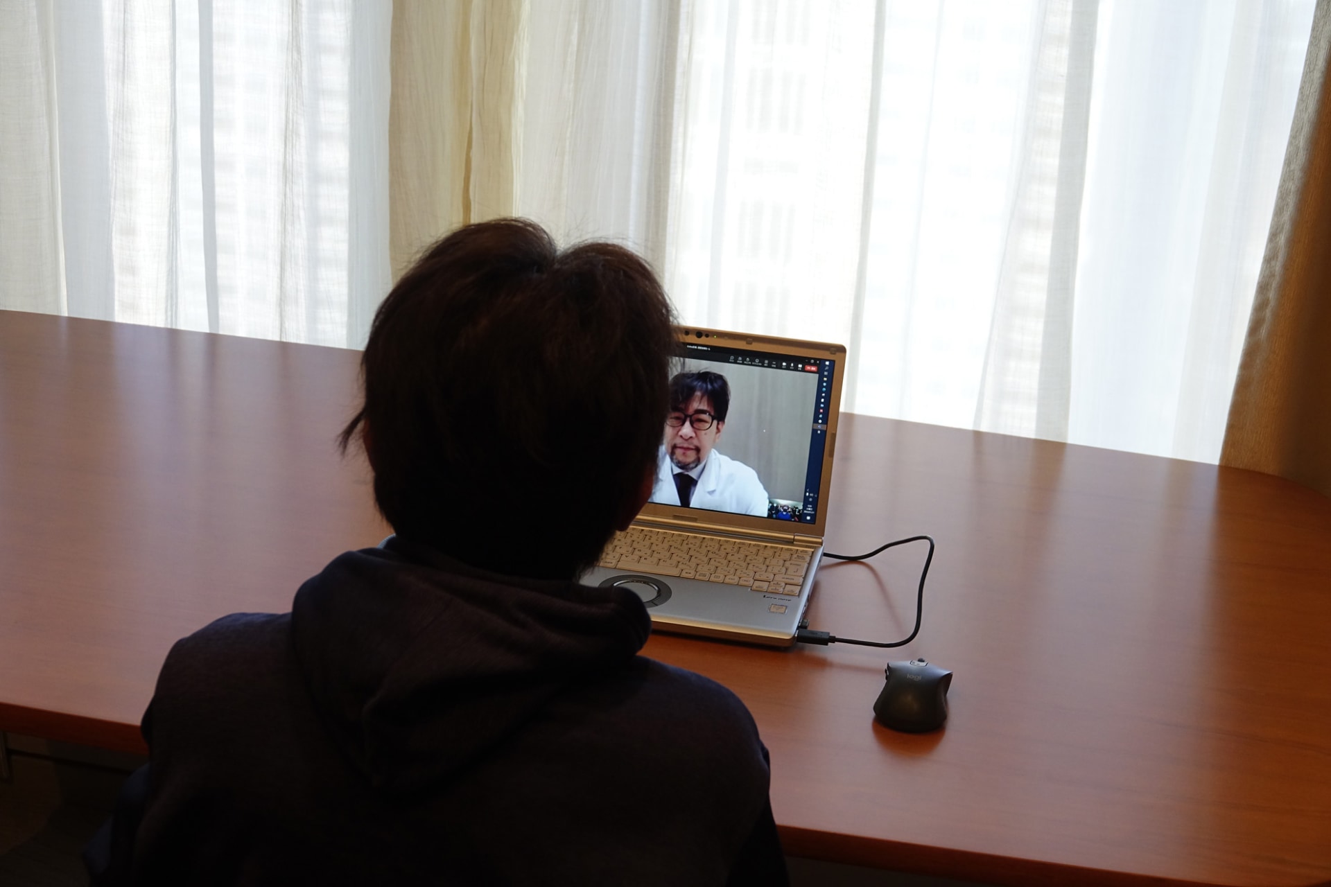 医師からオンライン診療を受ける様子