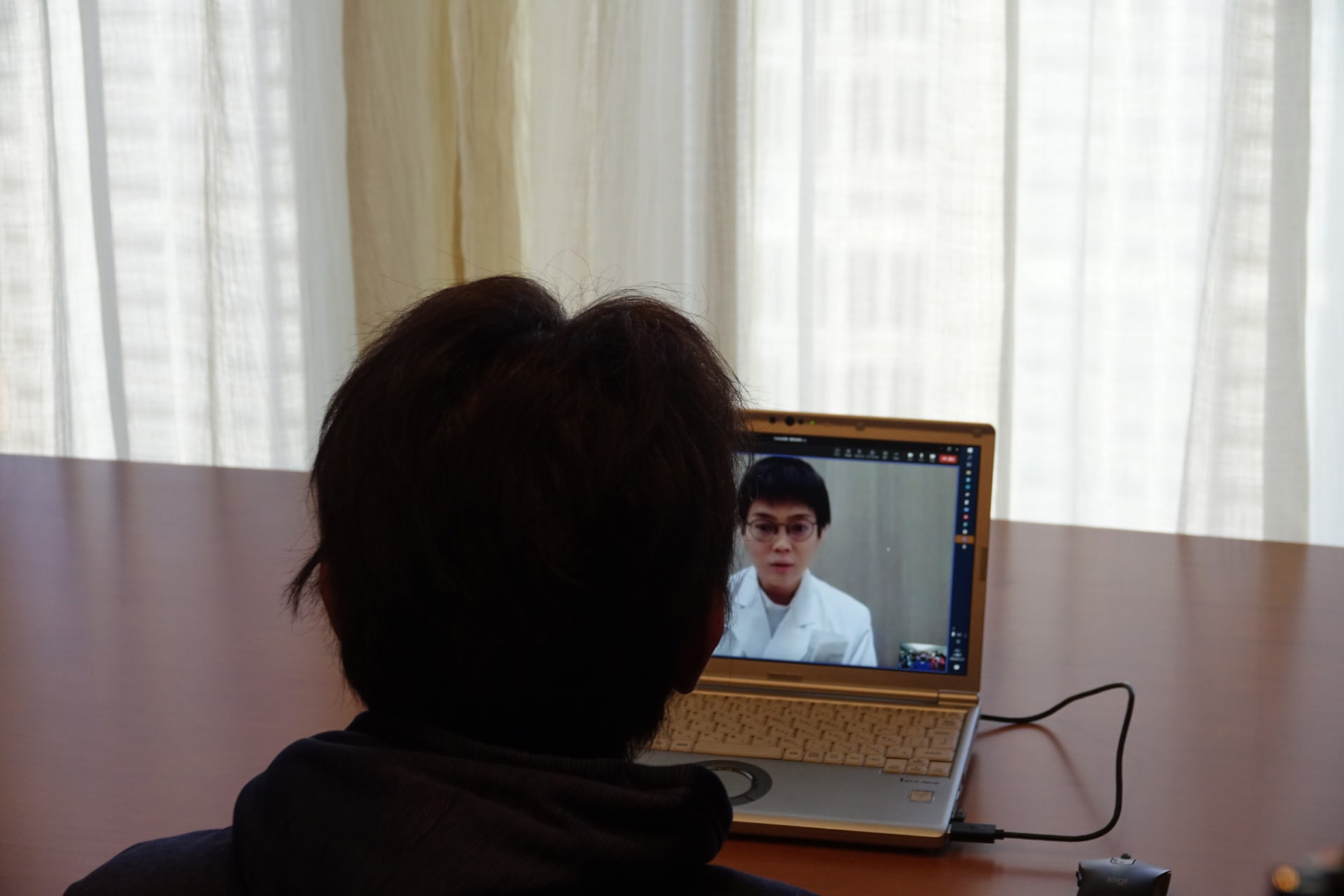 薬剤師からオンライン服薬指導を受ける様子