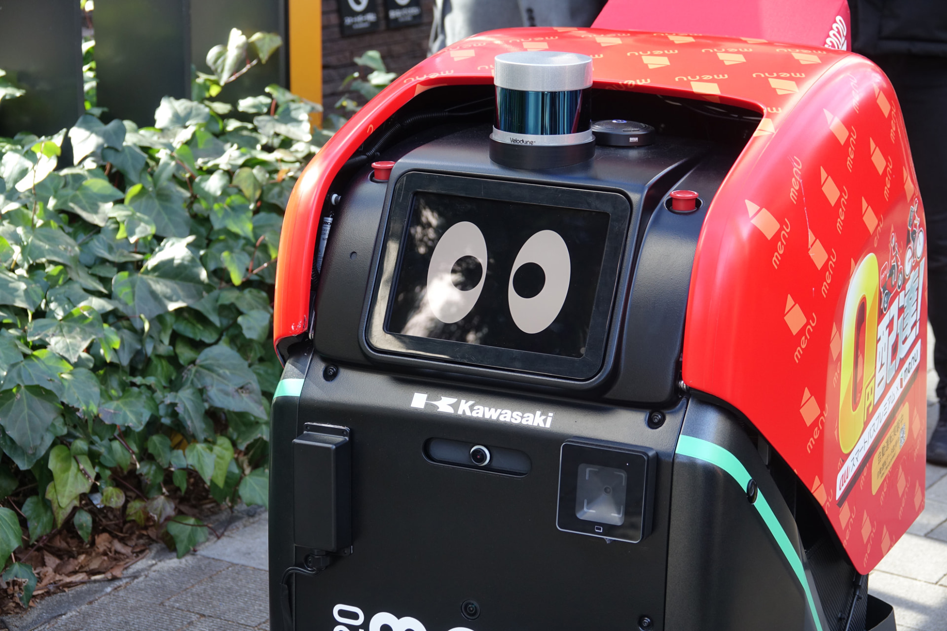 正面には顔のようなアニメーションも