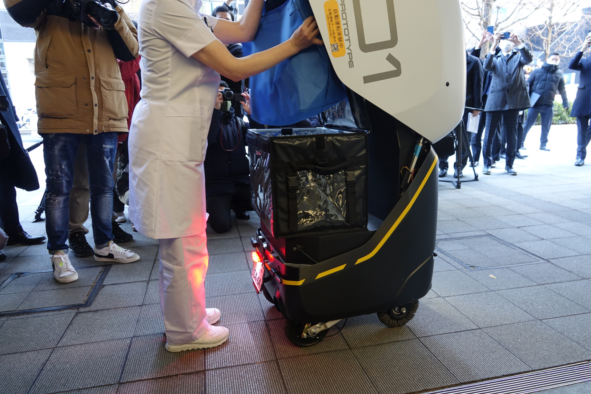 医薬品が荷台におさめられる