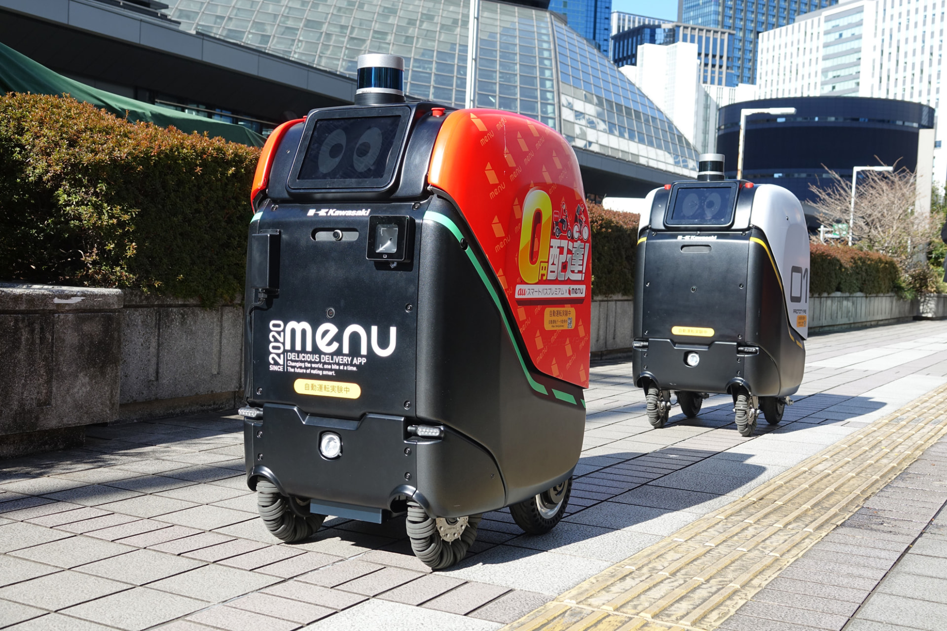 今回は、ロボット同士が隊列走行するようすも見られた