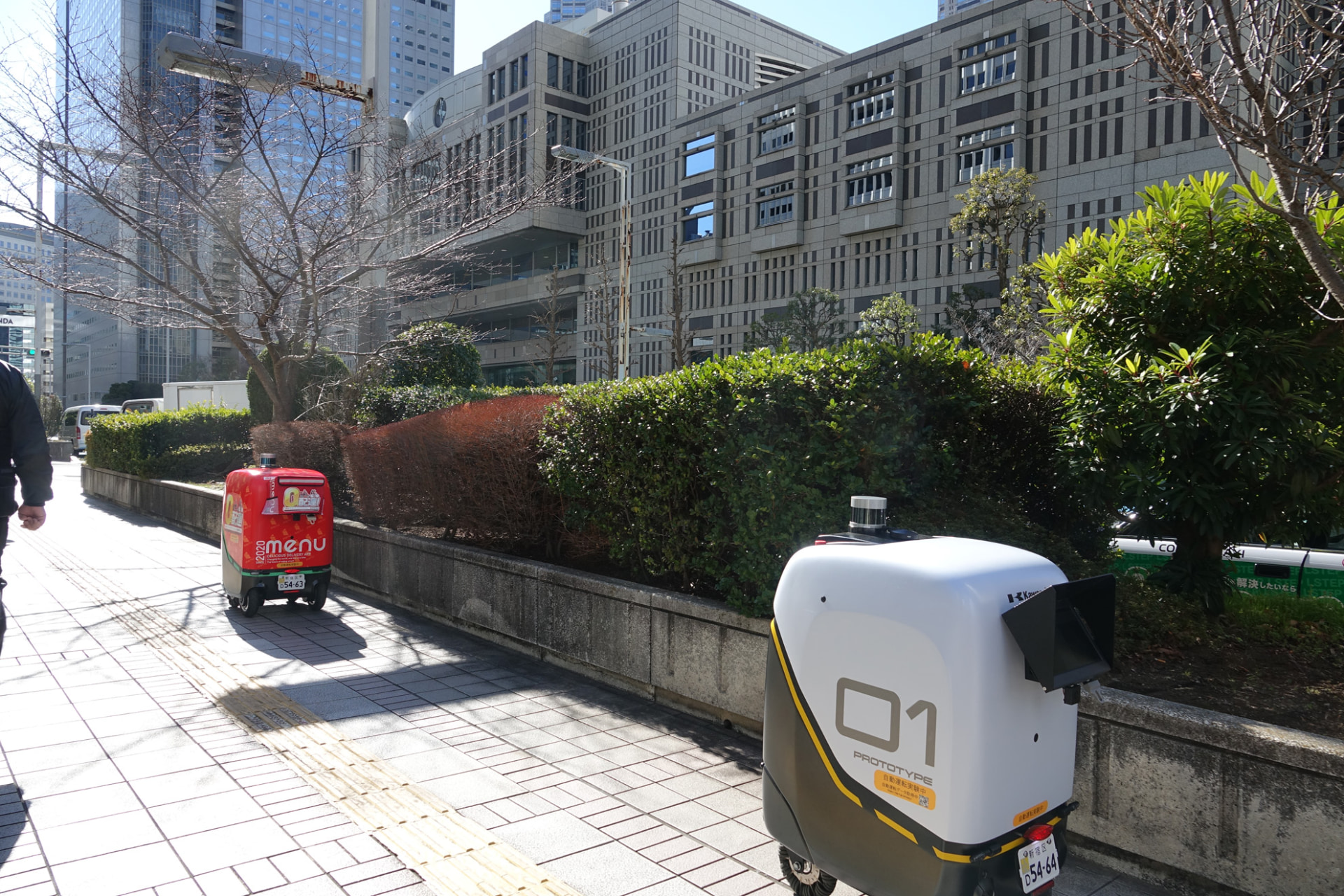 今回は、ロボット同士が隊列走行するようすも見られた