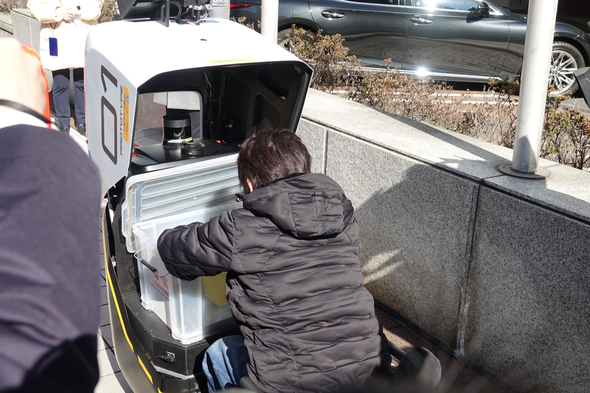 医療廃棄物を回収するようす