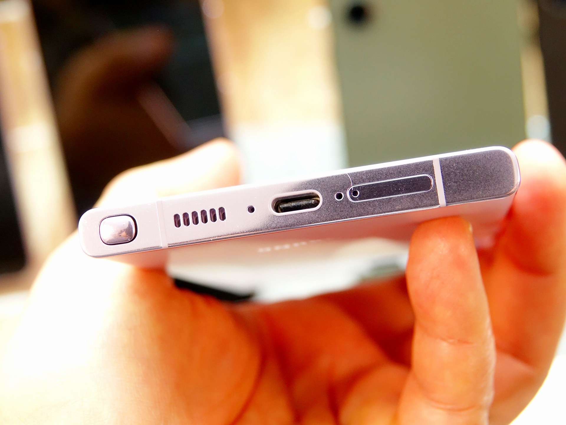 底面や上部が平で、直線的なイメージがあるGalaxy S23 Ultra