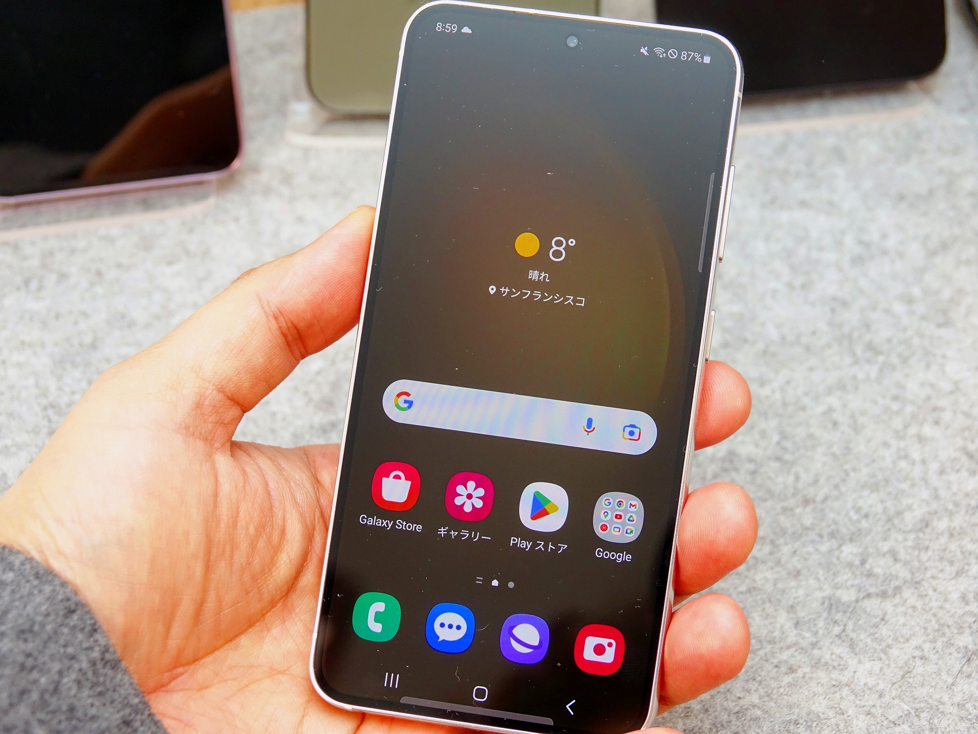 ディスプレイの四隅が丸みを帯びていることもあり、より優しい印象を与えるGalaxy S23