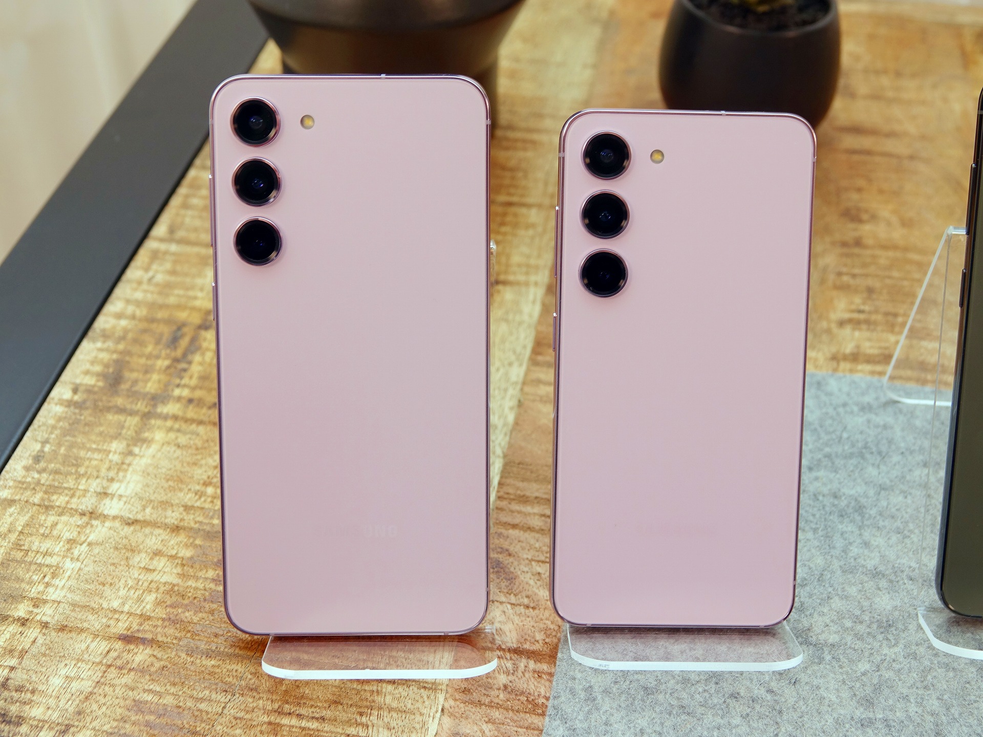 Galaxy S23、S23+ともに、カメラ周りのデザインがGalaxy S23 Ultraに近くなった