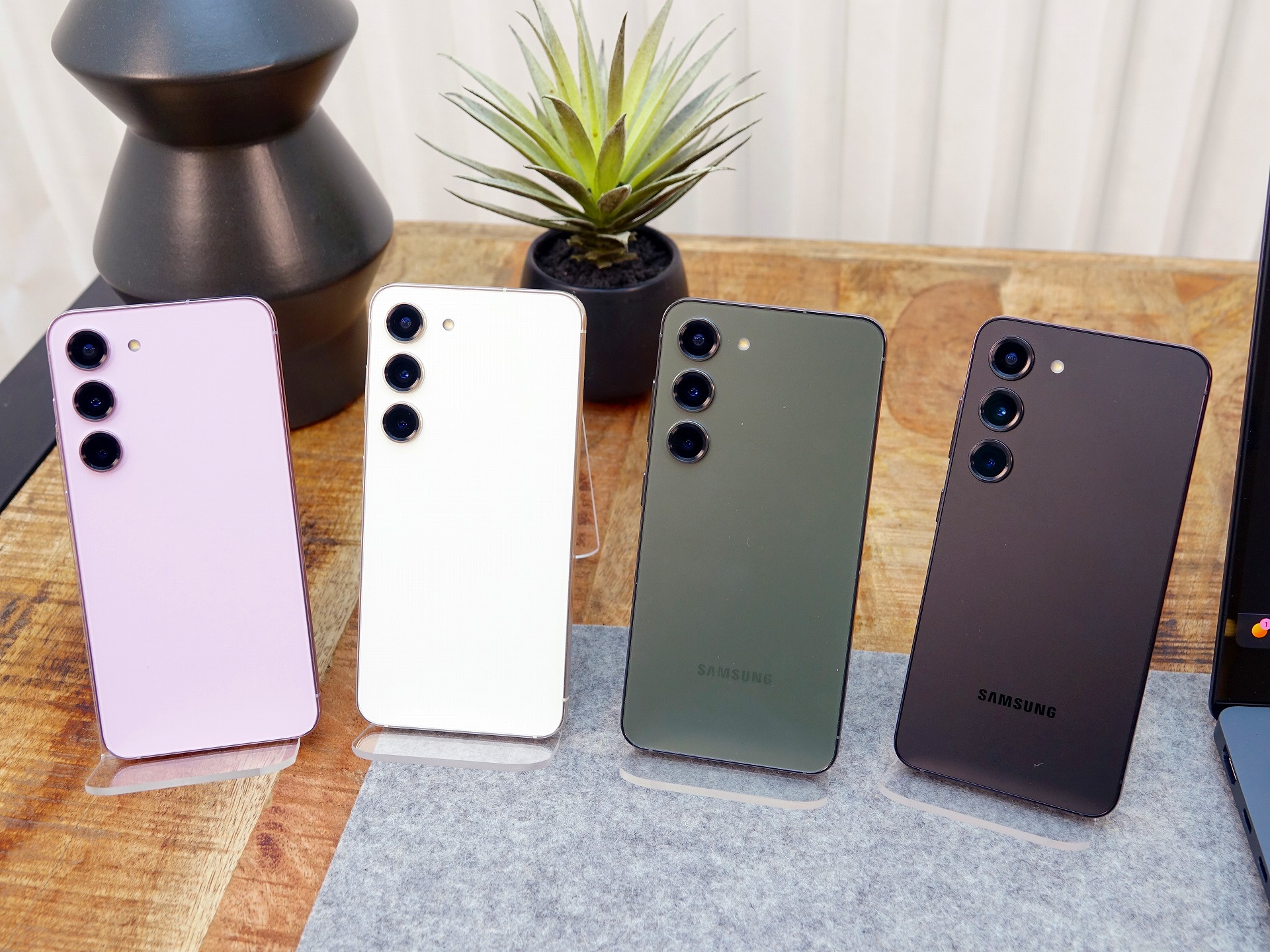 こちらはGalaxy S23。ディスプレイサイズの大きいGalaxy S23+も用意した