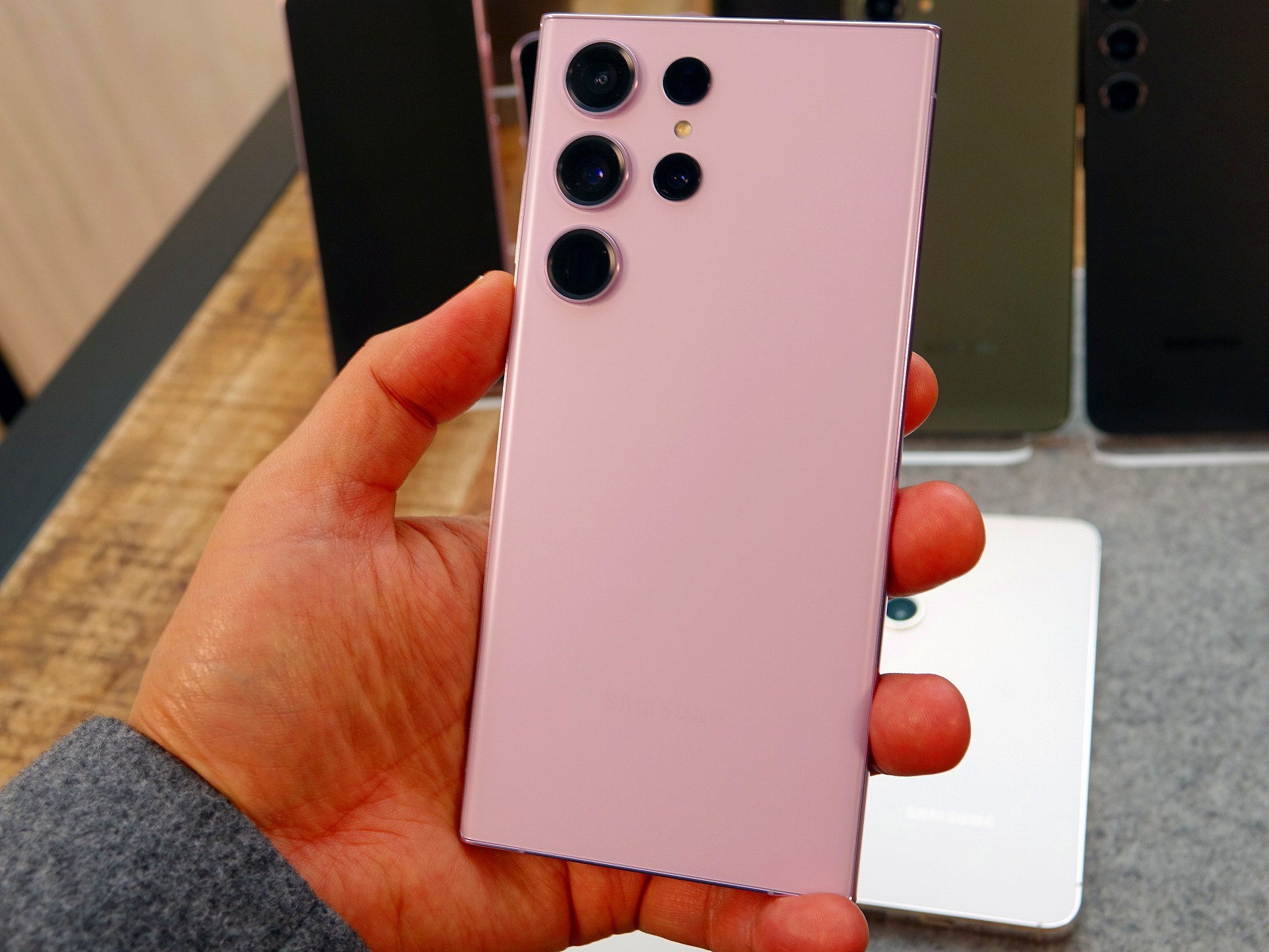 新たに2億画素の広角カメラを搭載したGalaxy S23 Ultra。デザインのテイストはGalaxy Noteシリーズに近い