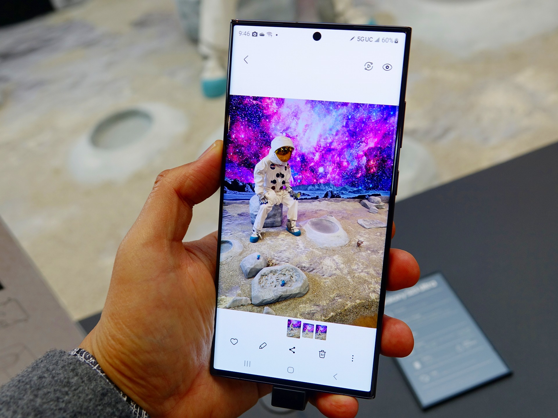 2億画素モードで撮影した写真と、その一部を拡大した写真。宇宙飛行士の足元にある岩が、ここまで細かく写っている