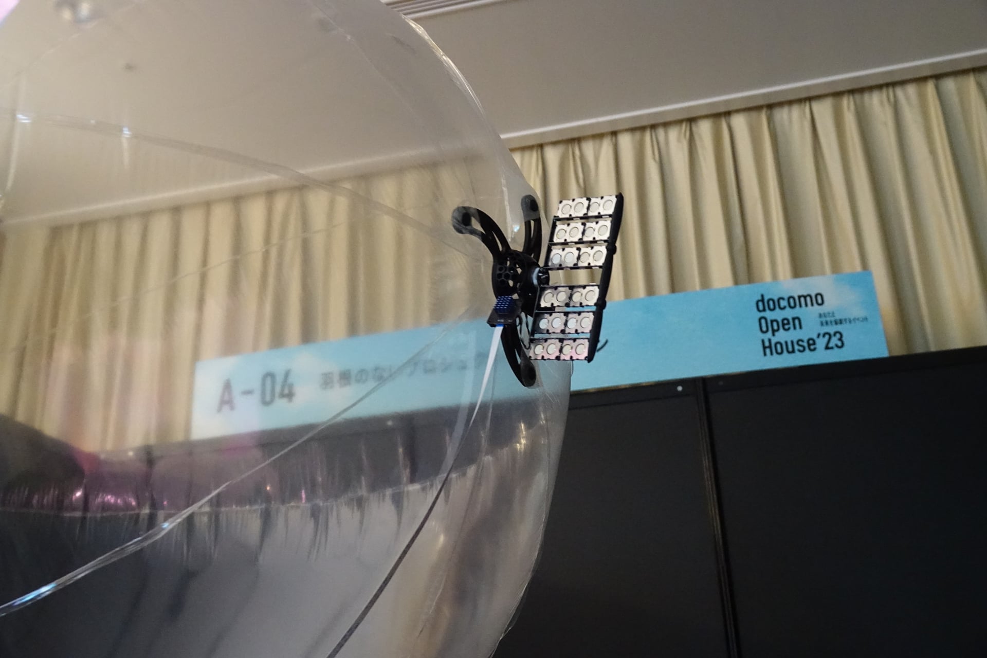 左＝機体後部のプロジェクター。中央・右＝飛行に使用する風が出る装置