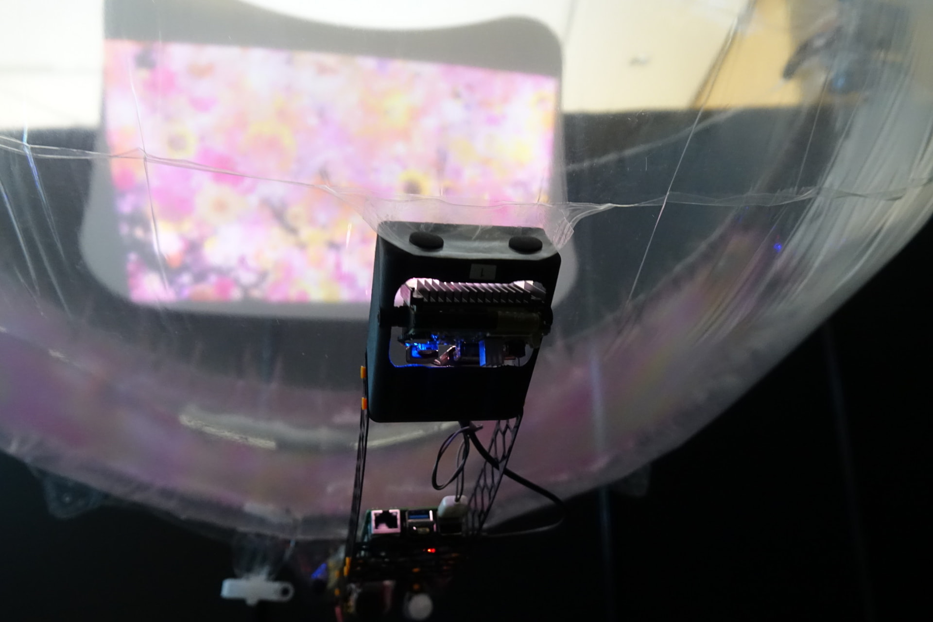 左＝機体後部のプロジェクター。中央・右＝飛行に使用する風が出る装置