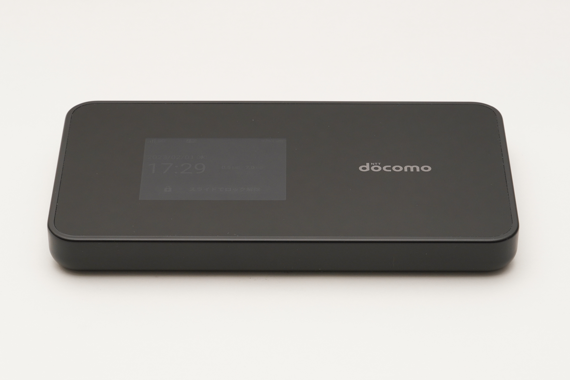 本体は6.5インチクラスのスマートフォンよりも少し太く少し短く2倍厚いというサイズ