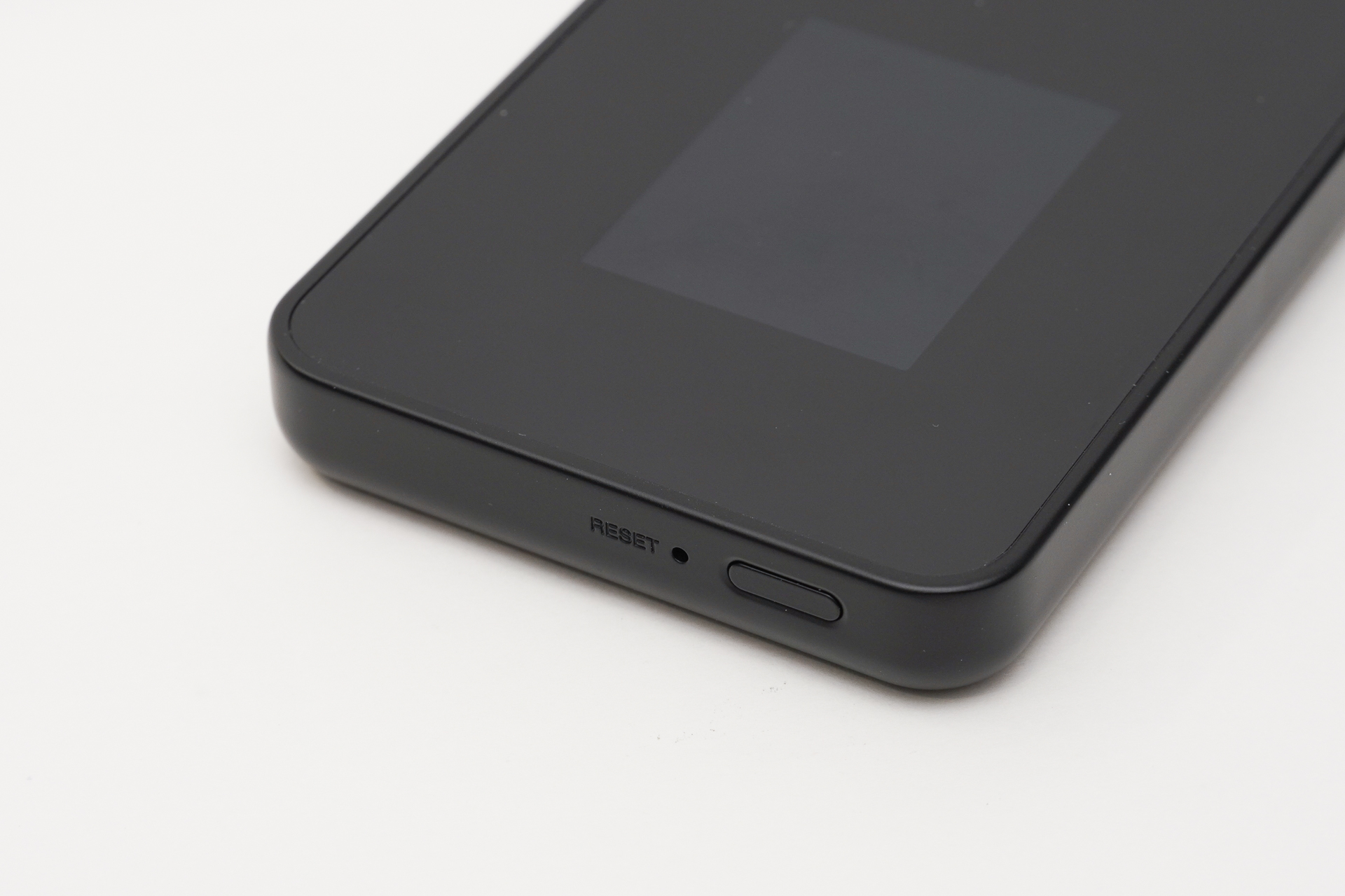 本体左側に電源ボタンとリセット穴