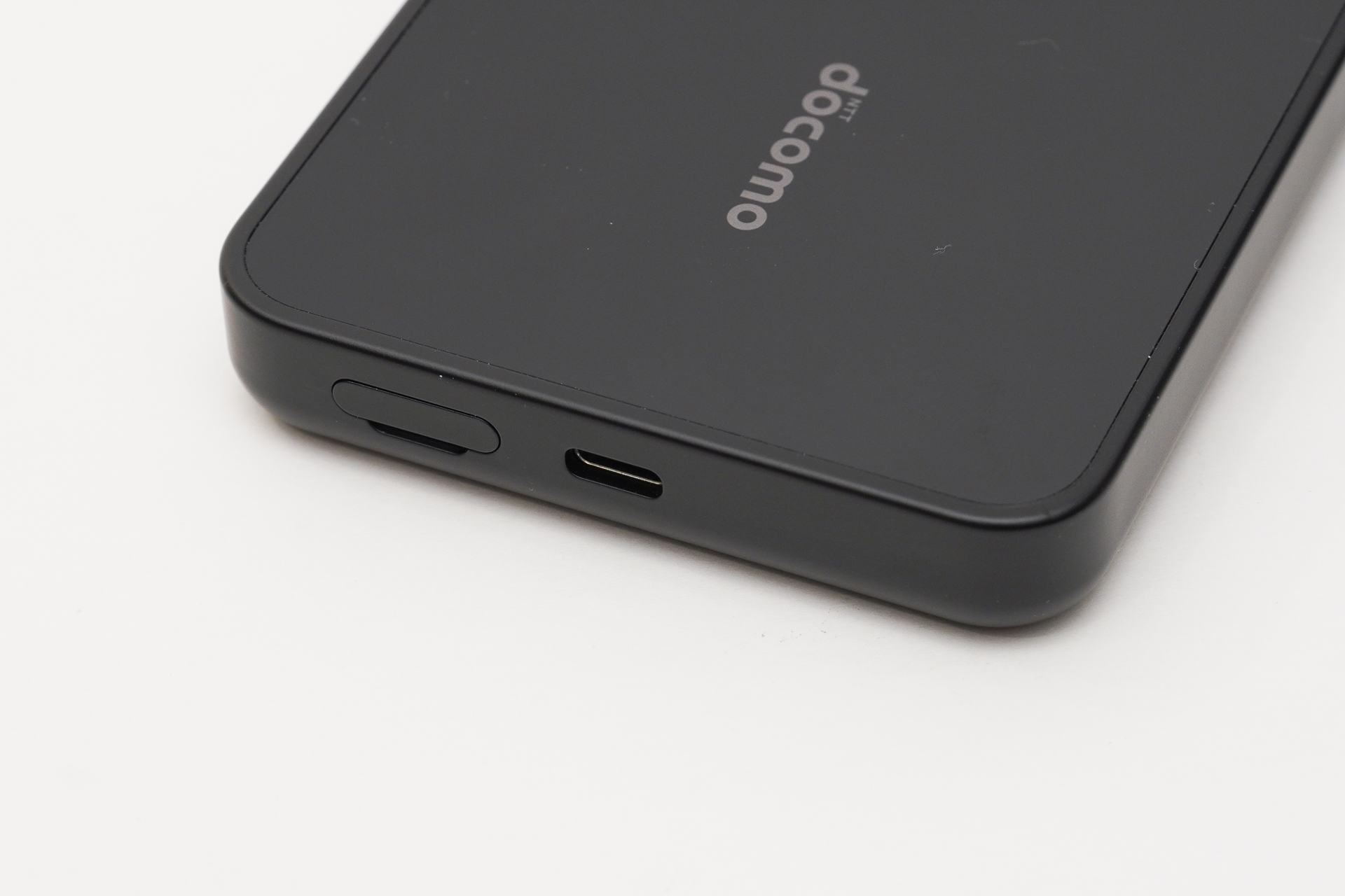 本体右側にはUSB Type-CポートとSIMカードスロット