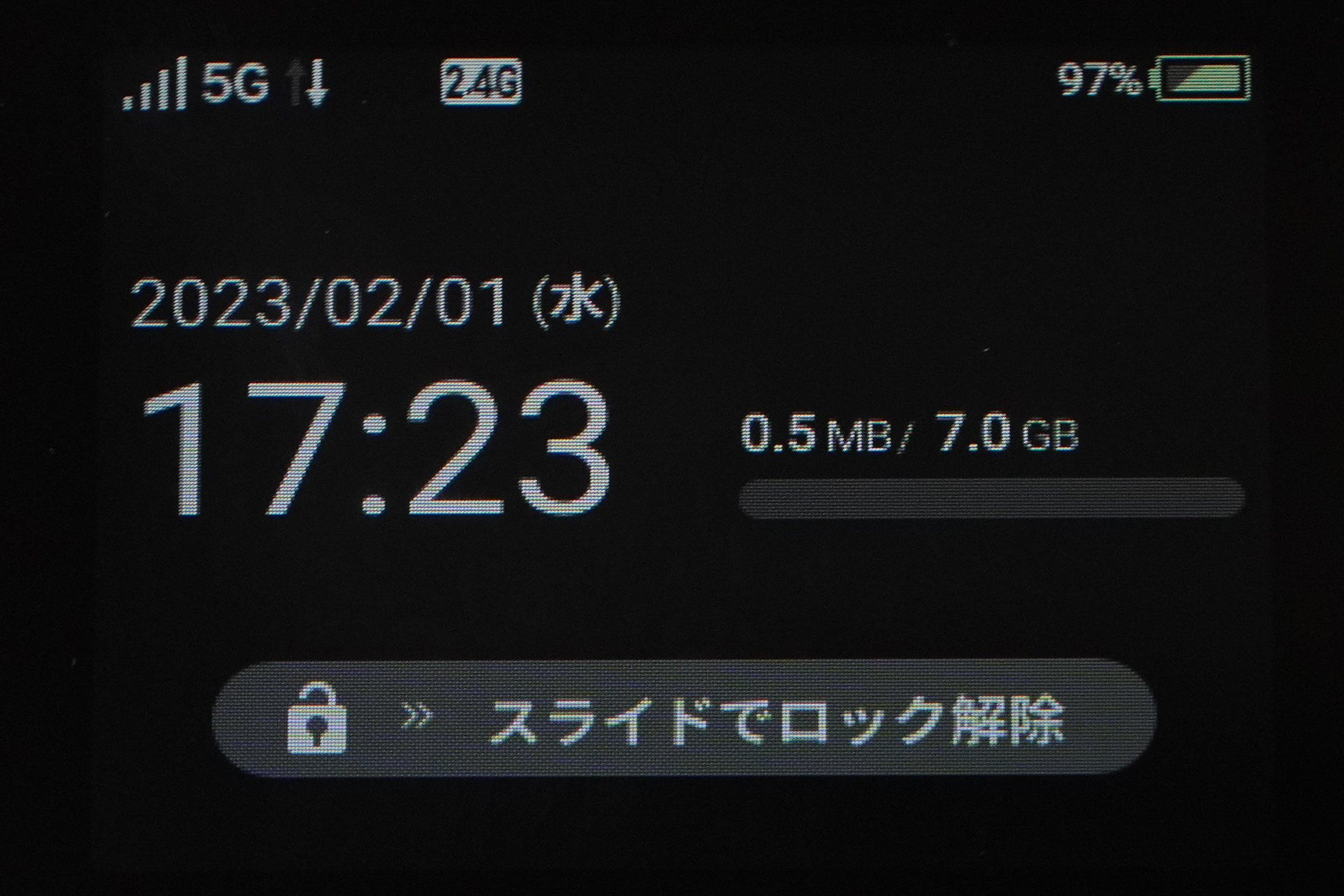 本体画面からは「5G」表示とアンテナピクトでおおよその電波強度が確認できる程度