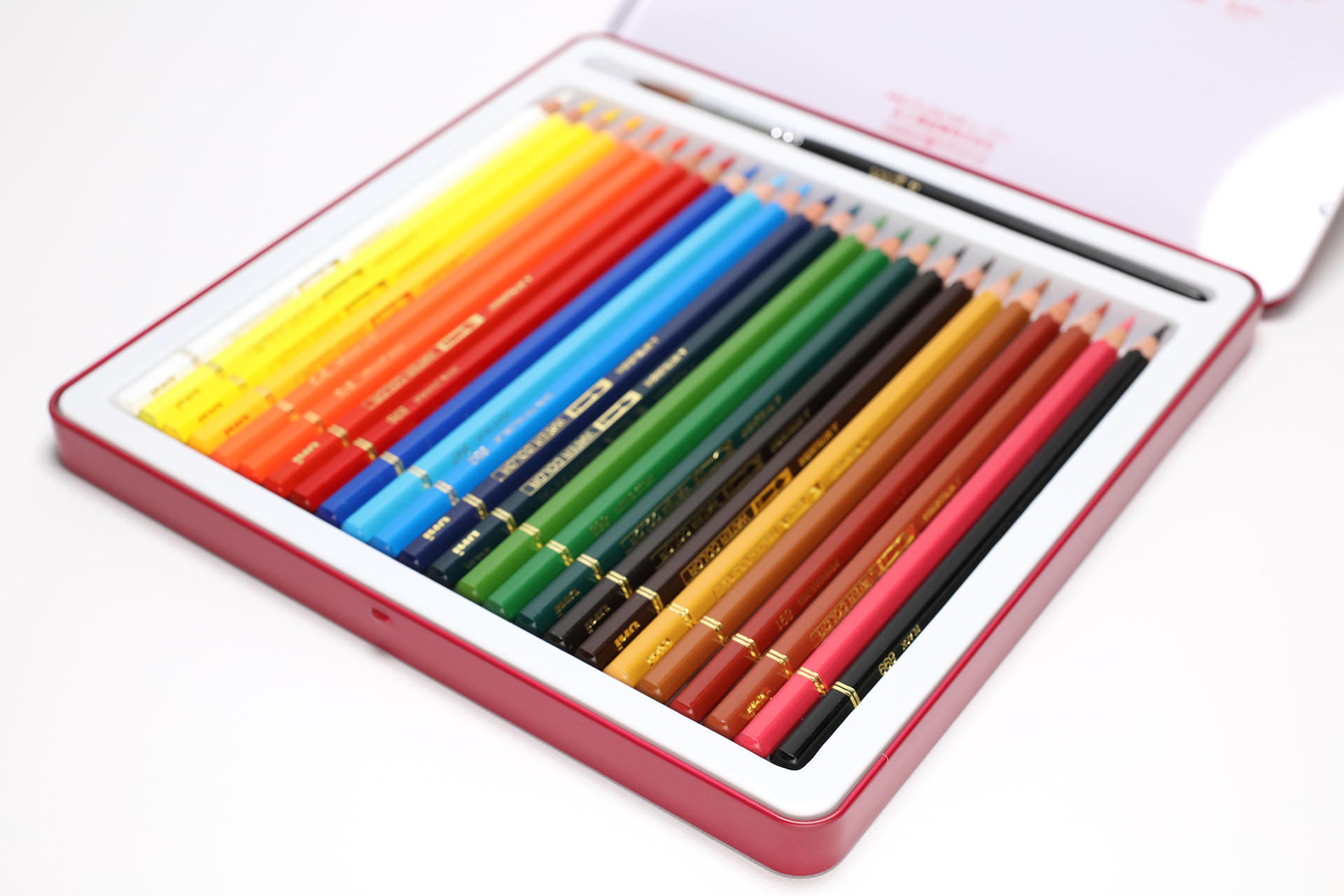 ティルト撮影対応レンズで、ティルト機構を使わずに撮ったもの。被写体手前にピントを合わせたが、被写体奥にはピントが合わずにボヤけている。ちなみに絞り値はf8.0。