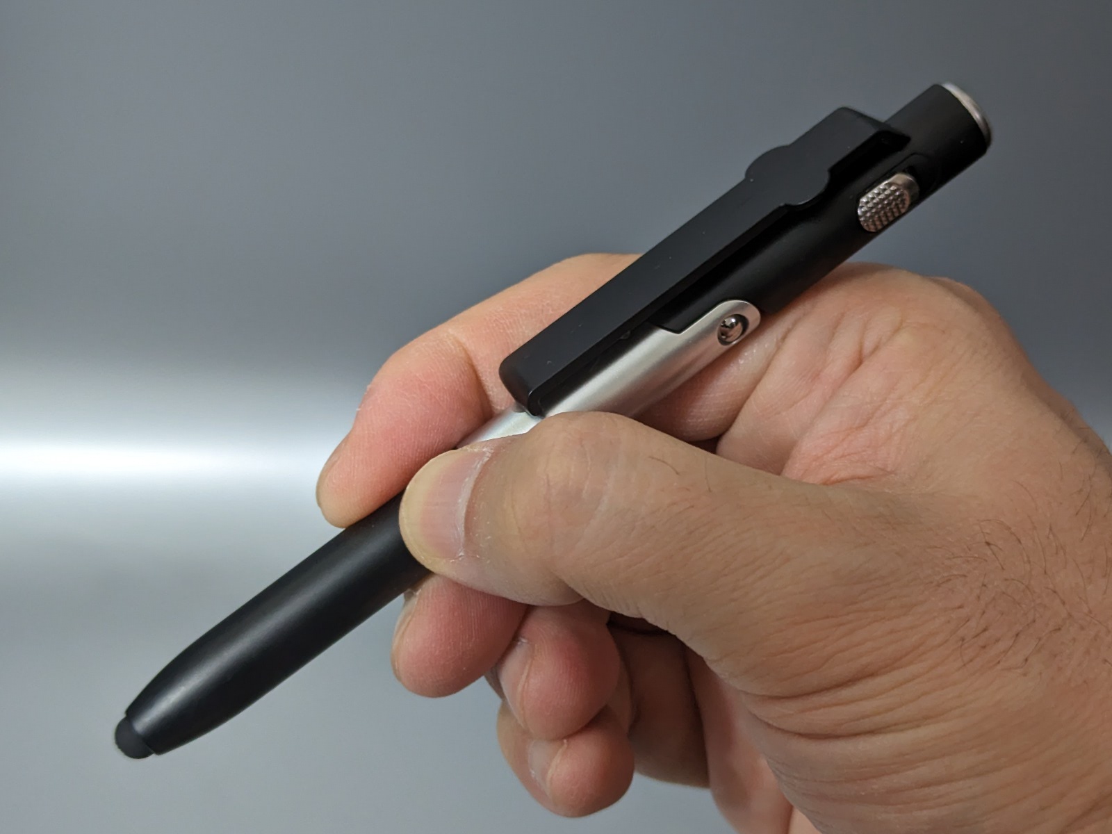 見た目は一般的なペンそのもの。樹脂製で高級感はあまりない