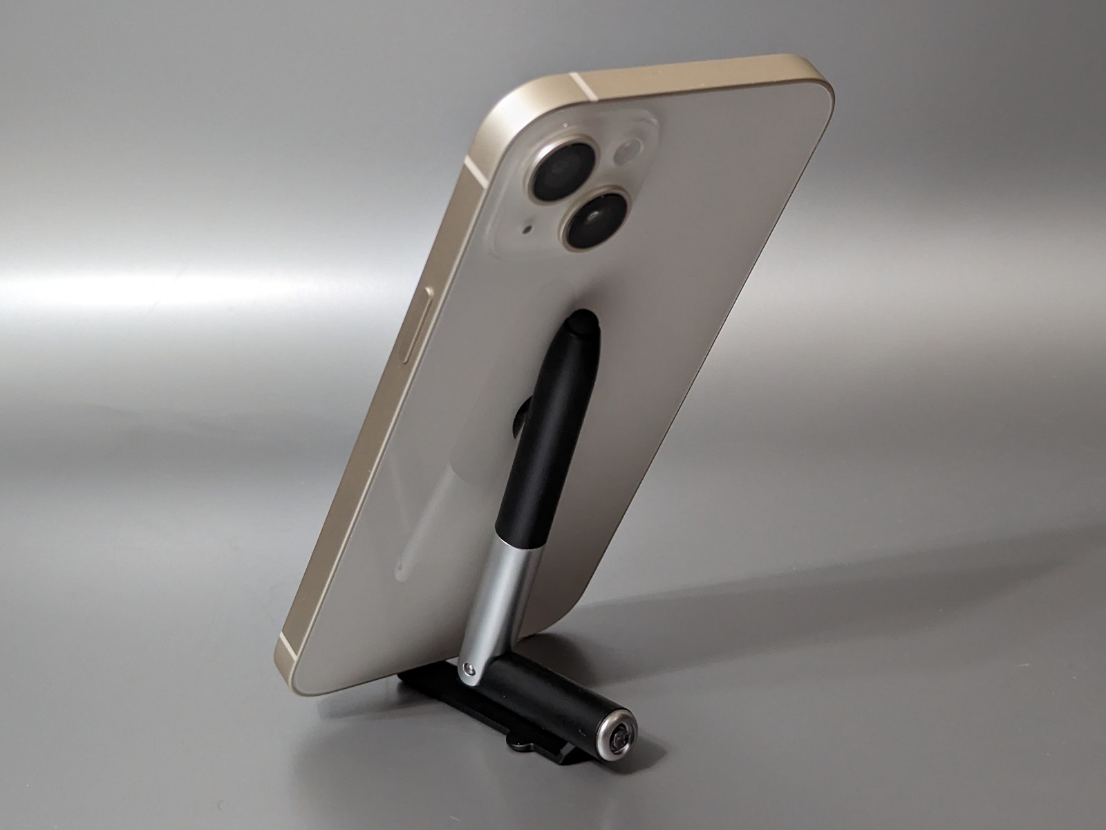 そのままスマホのスタンドとして利用できる。左右方向の安定性はあまりなく一工夫が必要