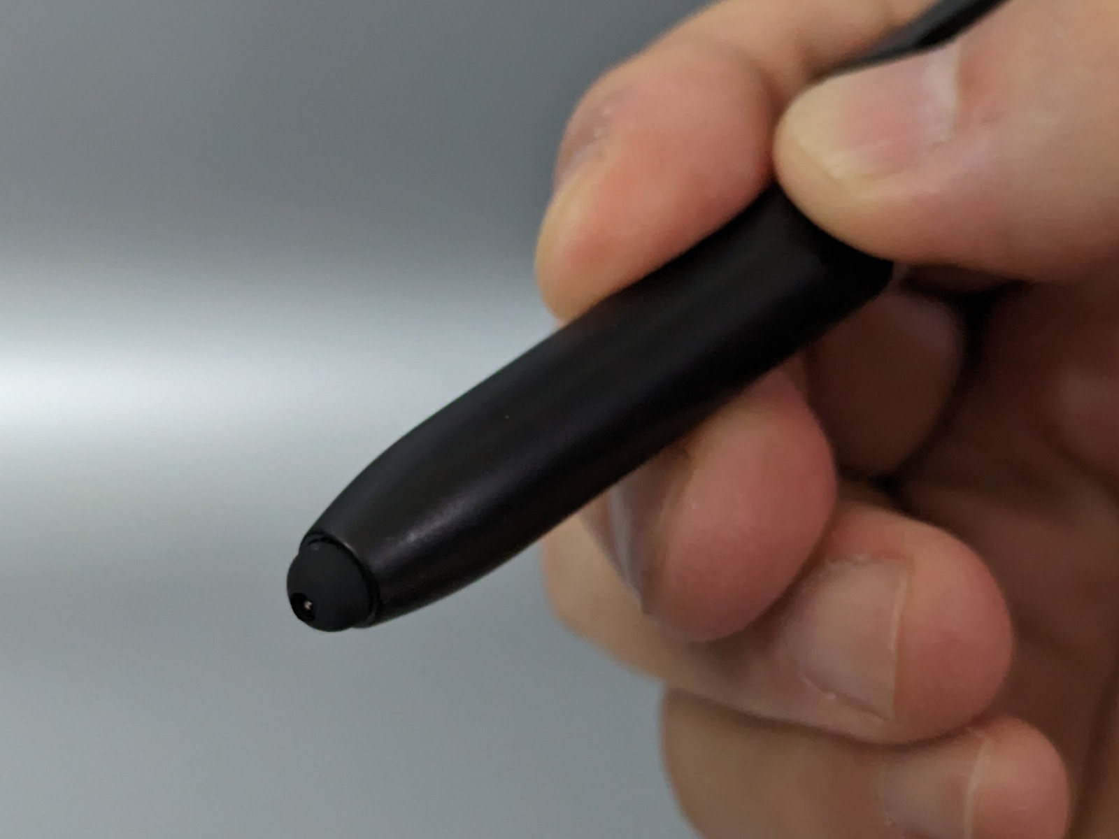 先端をひねってペン先をひっこめるとタッチペンとして利用できる