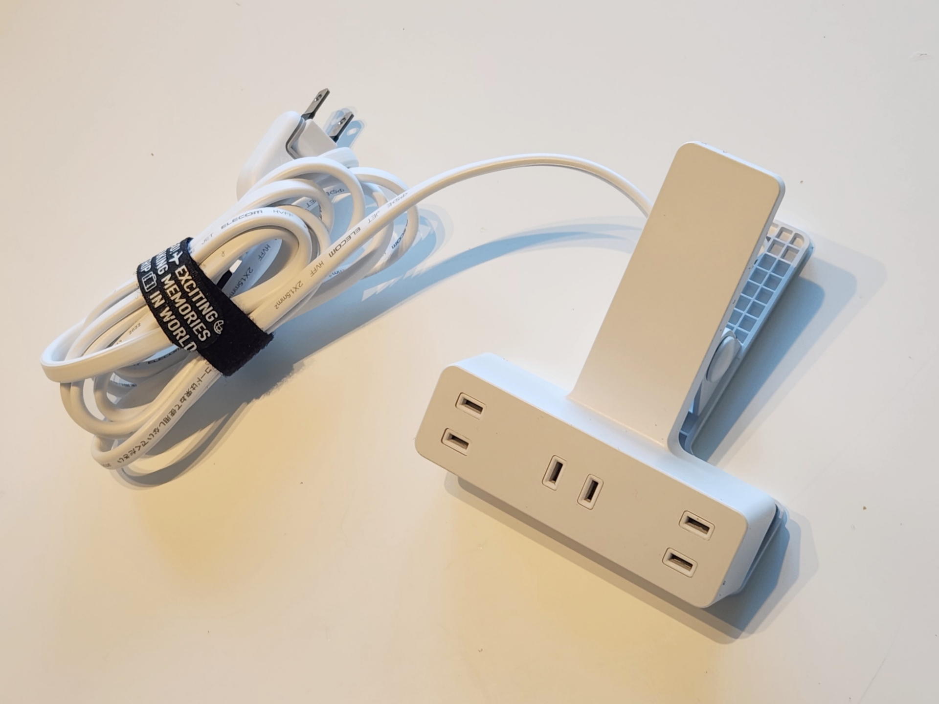 2.5mのACケーブル込み3個口はの”はさめるタップ”は実測約360gと軽量だ
