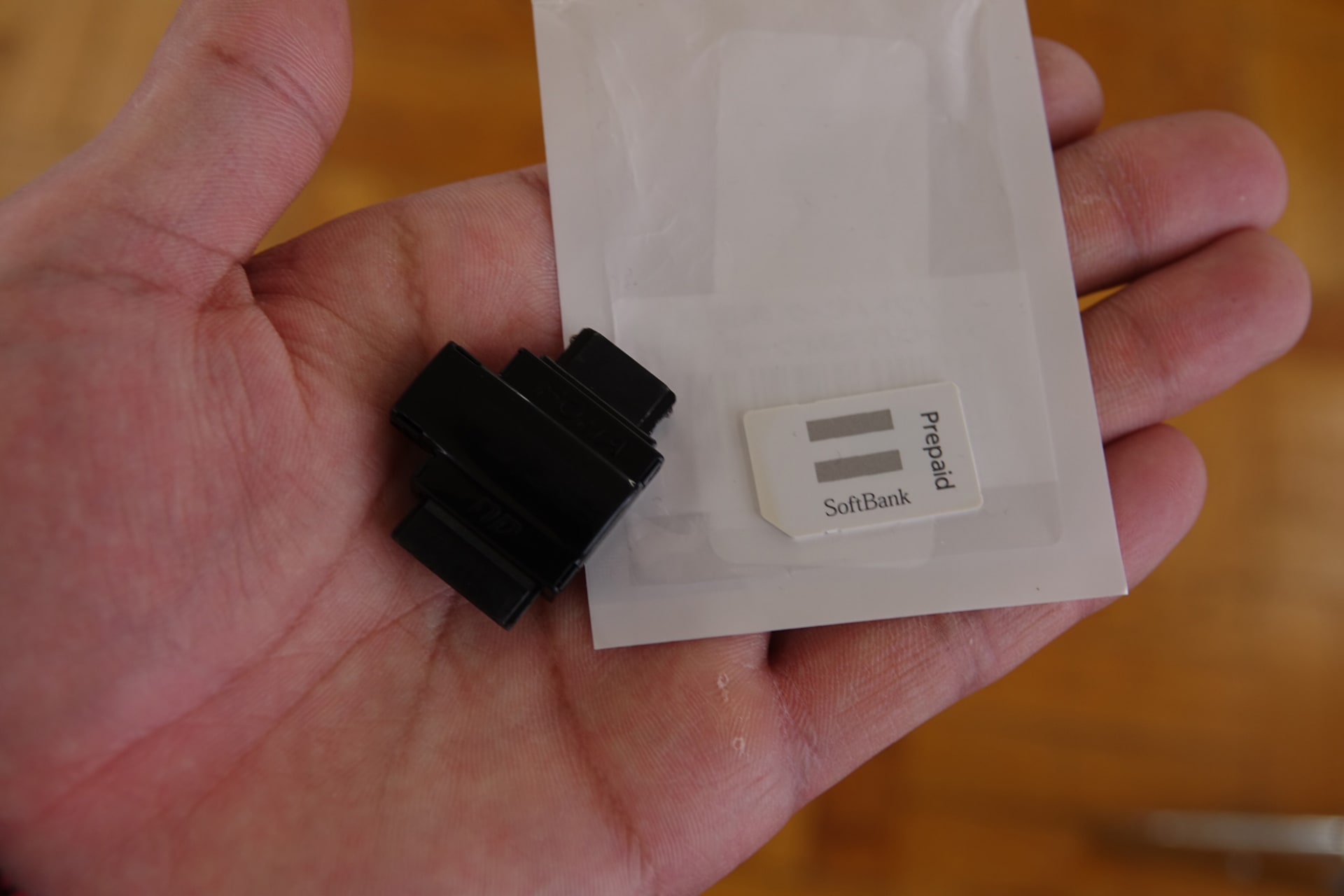キャリアを問わず多くのアダプターや電池パックを備えている