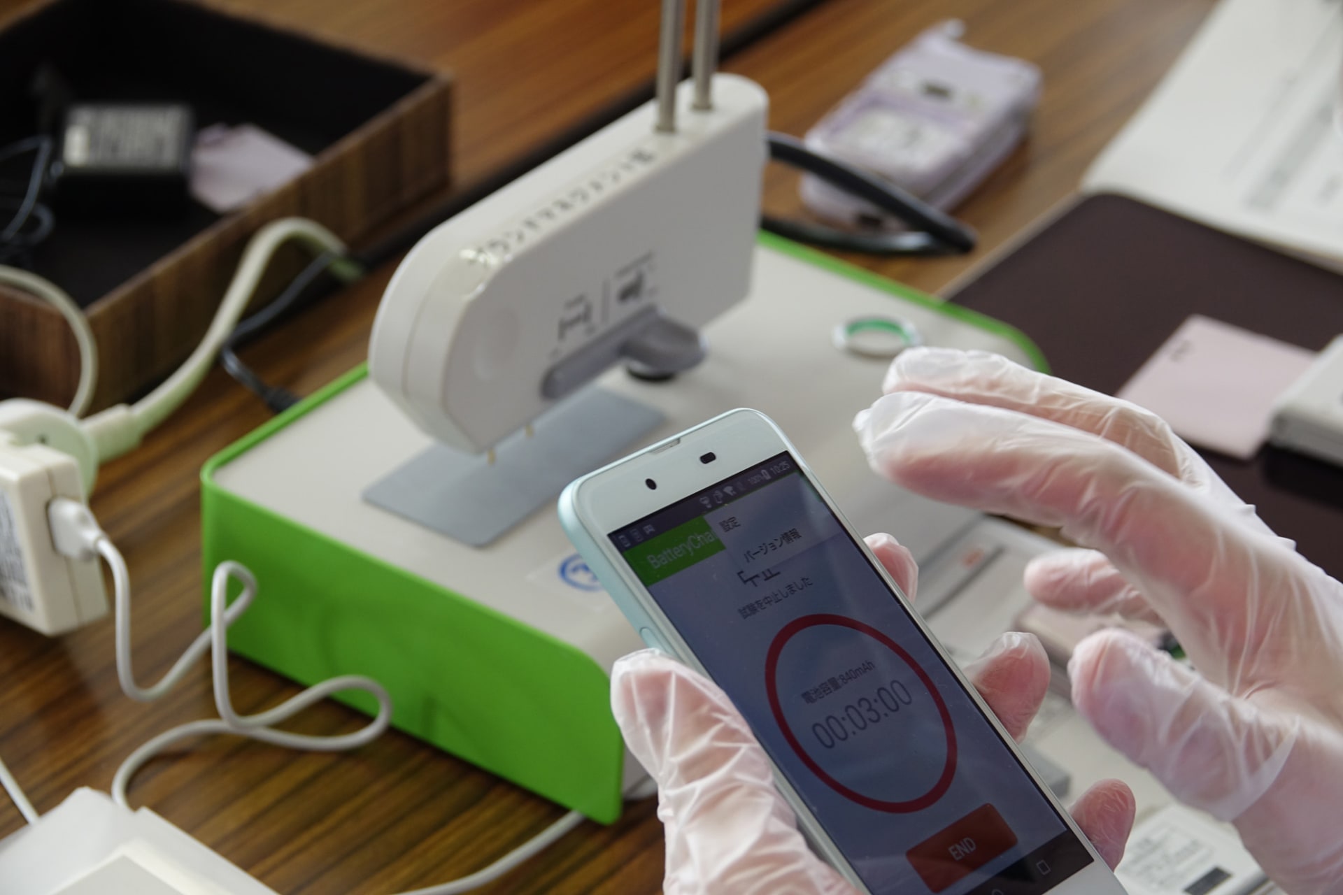 バッテリーを専用の装置にセットしてロック解除を試みる