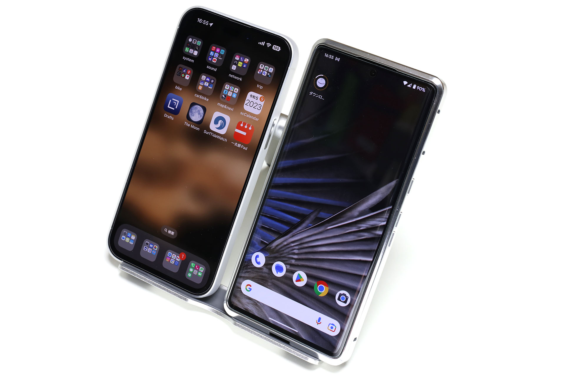 大型スマートフォン×2台をセットするのにもちょうどいい。15インチ程度のモバイルディスプレイも支えられる。