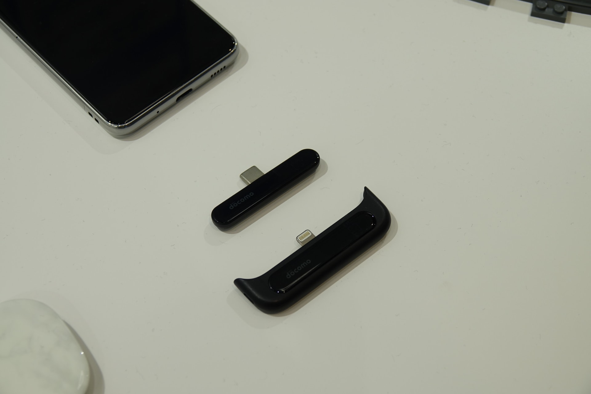 違和感なくインテリアに溶け込むデザインを目指している。デバイス側にはレーザーを受ける外付けの充電器も構想