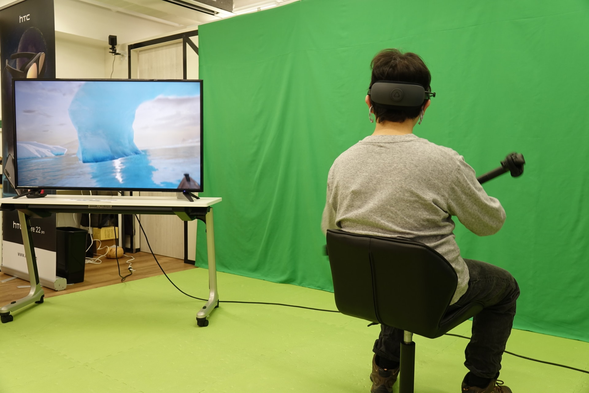 VRの世界でカヤックをこぐ筆者。筆者の視界には一人称で左のディスプレイのような風景が広がっている