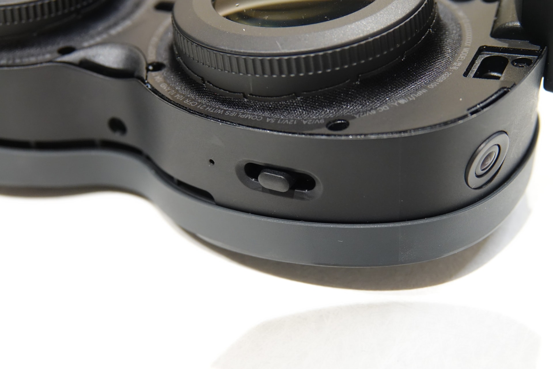 左＝焦点距離の目盛りが見える。右＝瞳孔間距離調整するツマミ