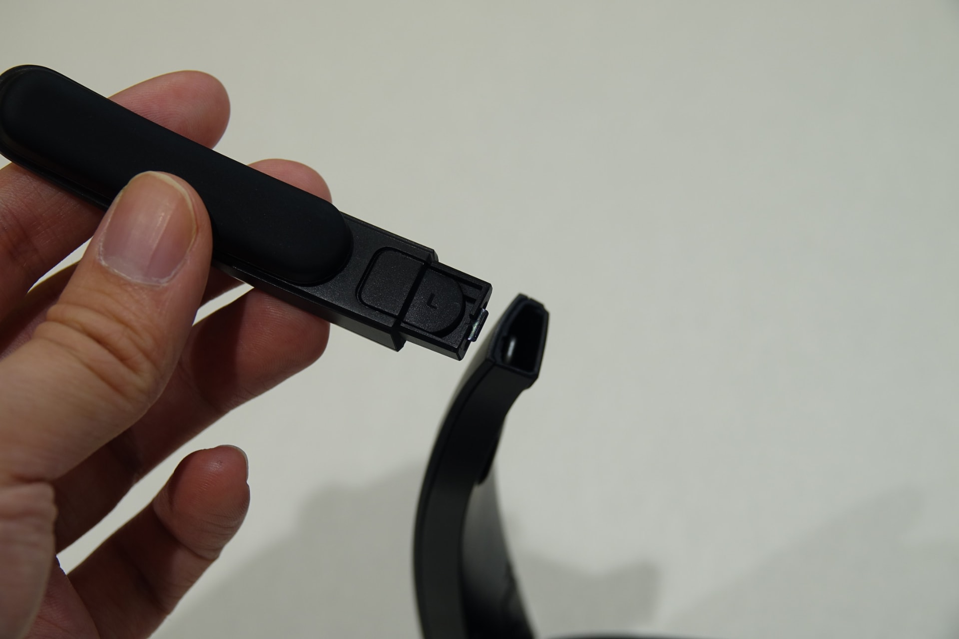 右はバッテリーを装着した状態