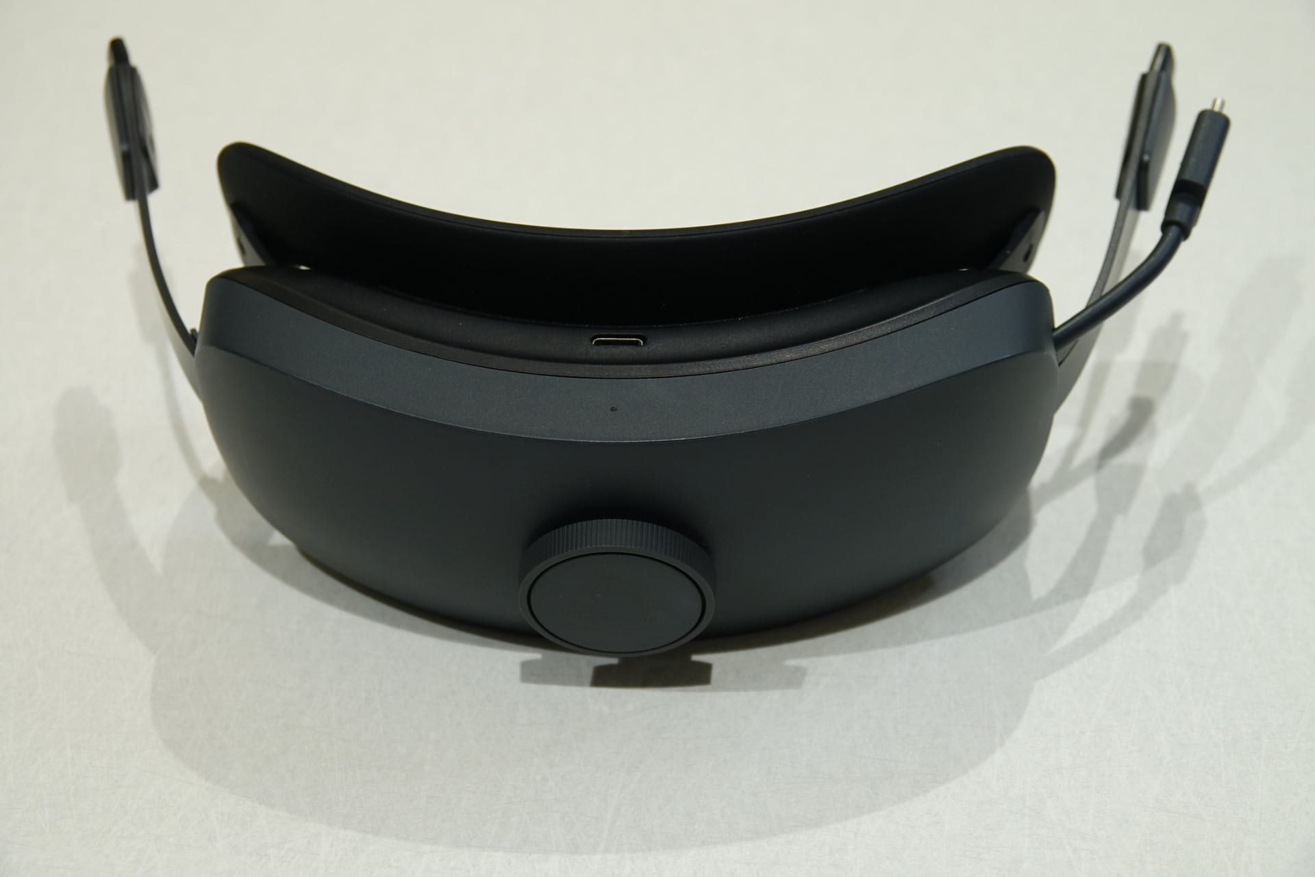 バッテリー。真ん中のダイヤルは装着時に締め付けを調整する