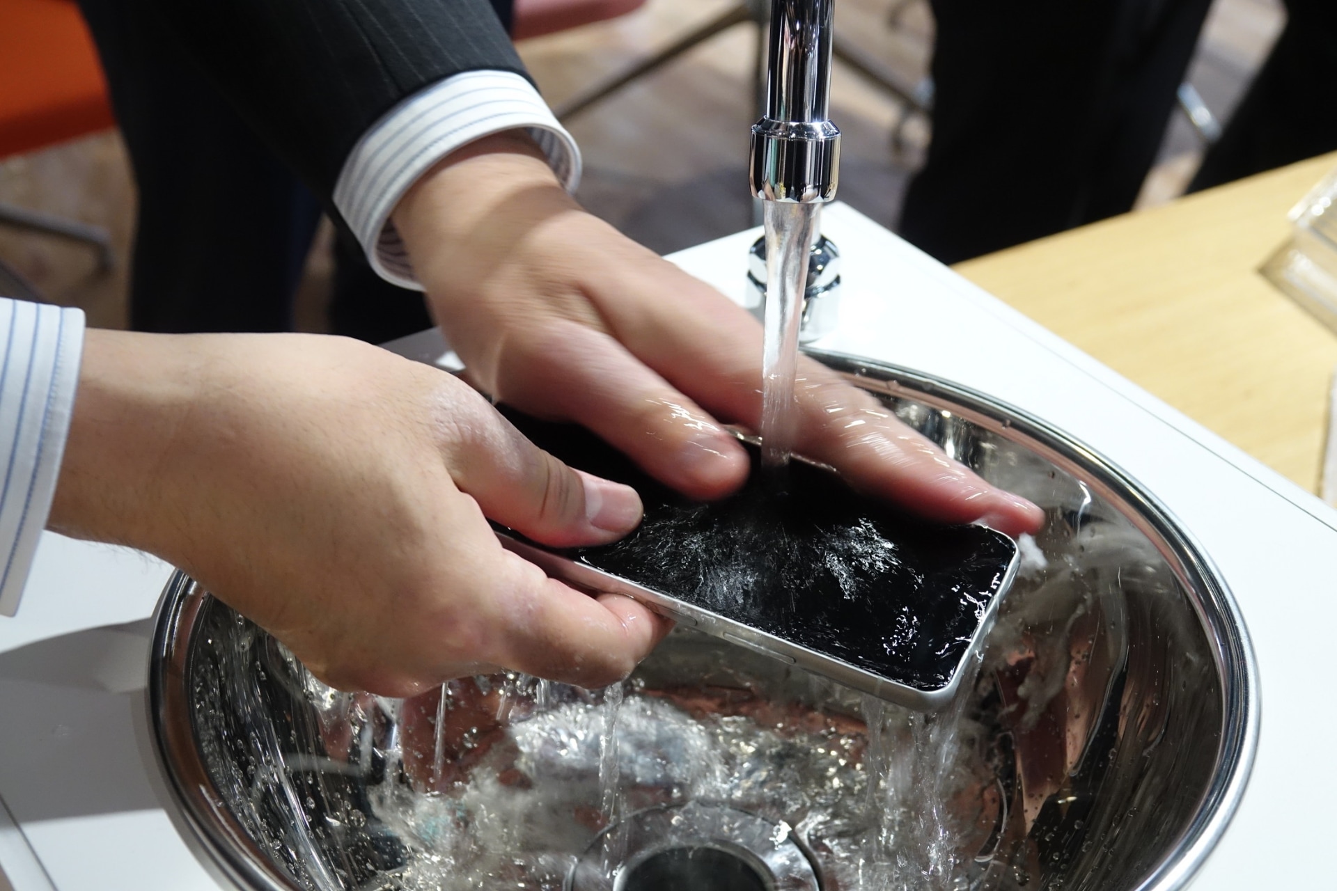 石鹸で洗ってもOK。さらに画面も割れにくい