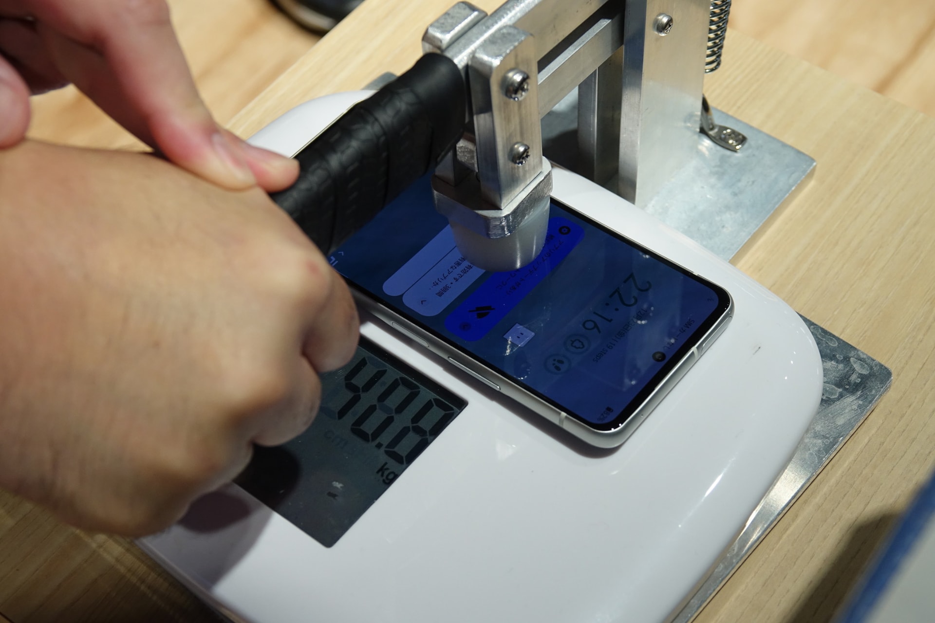 石鹸で洗ってもOK。さらに画面も割れにくい