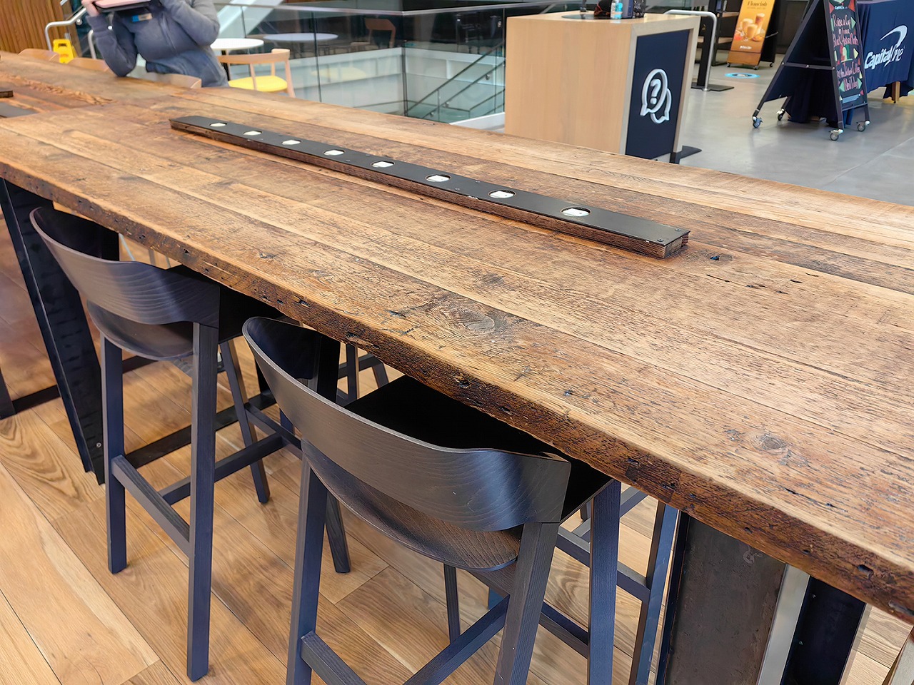 大きなテーブル席は電源完備