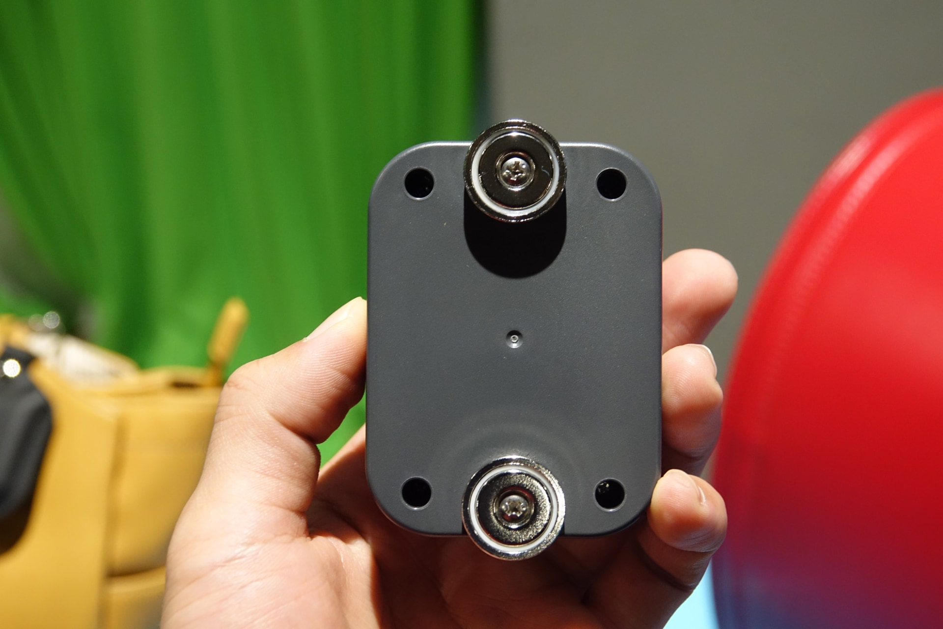 車載向けハードケース、マグネットで装着できる